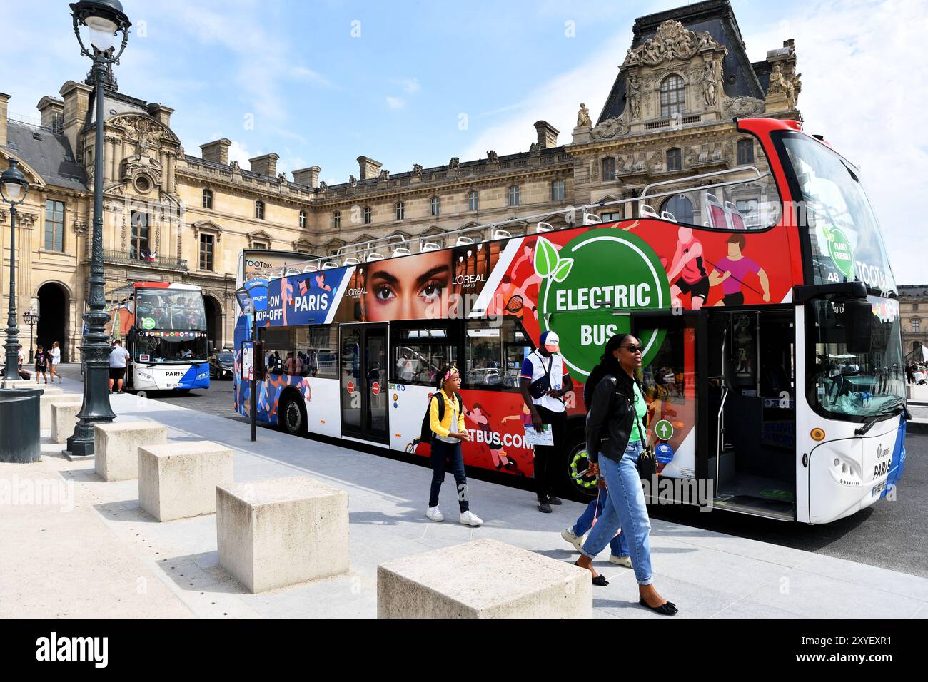 Tour di Parigi in autobus elettrico - le Louvre - Parigi, Francia Foto Stock