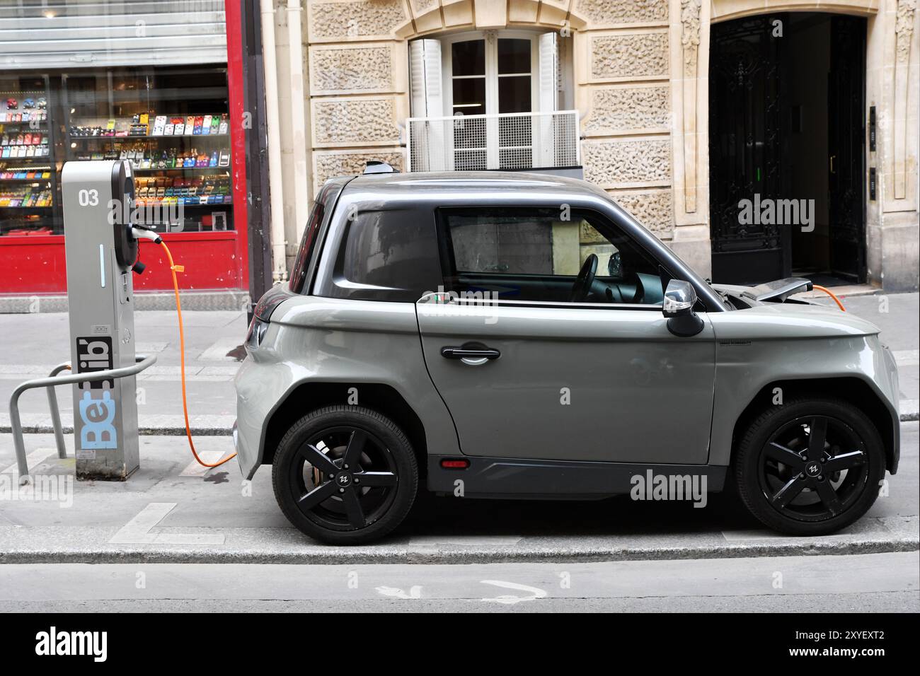 Auto elettrica in carica in una stazione - Parigi, Francia Foto Stock