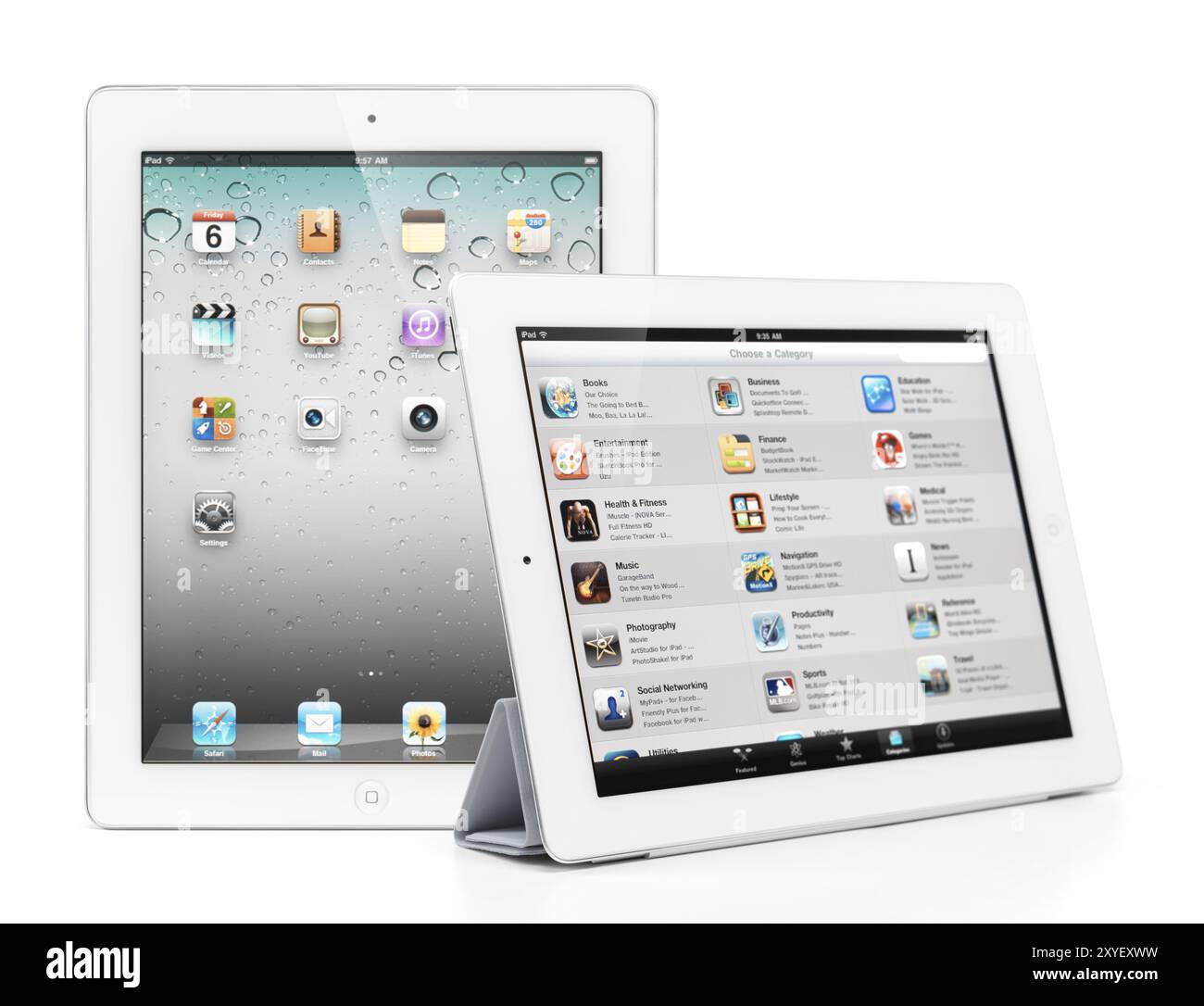 Due computer tablet Apple iPad 2 desktop e app store sui loro display. Isolato su sfondo bianco Foto Stock
