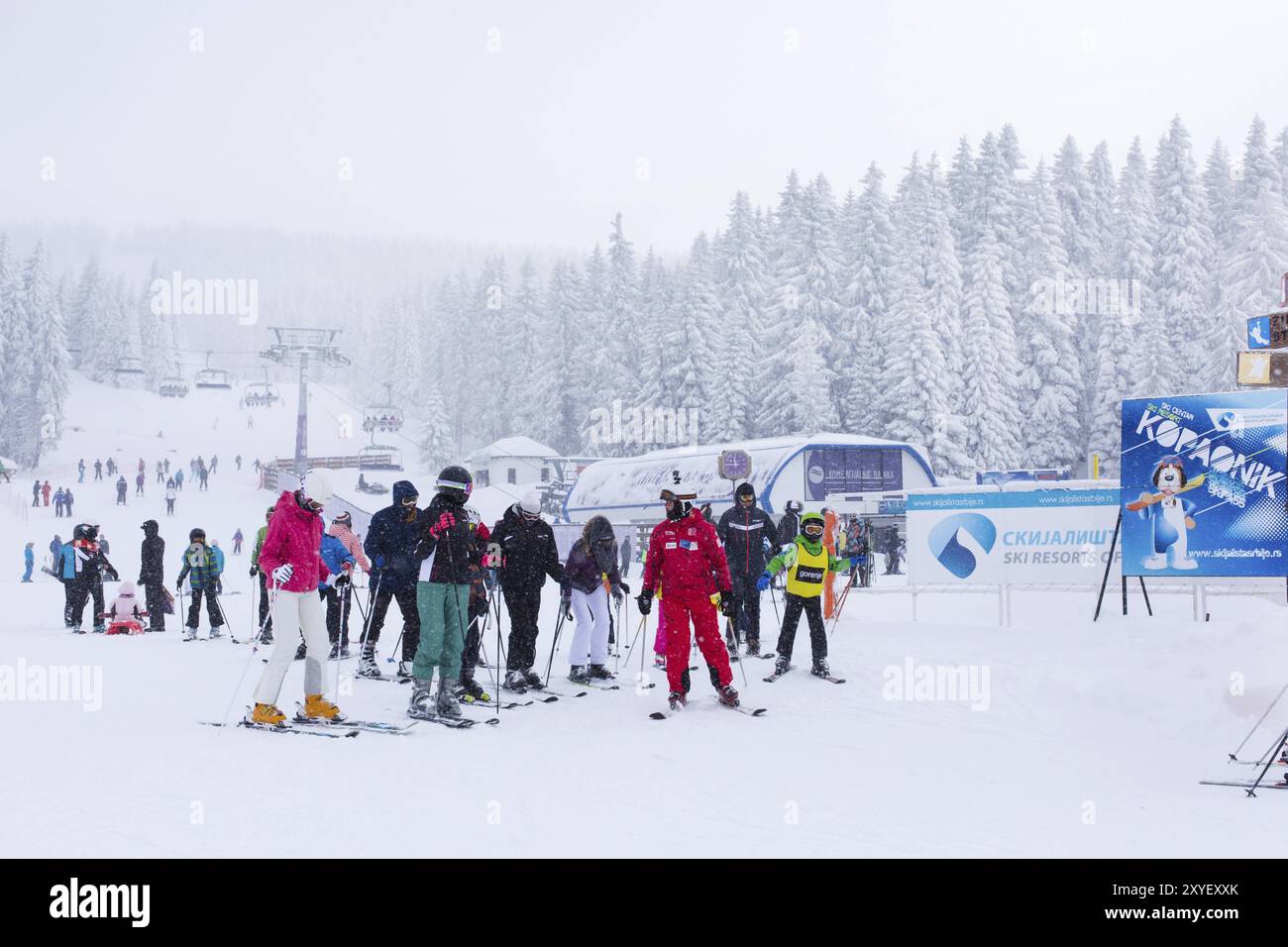 Kopaonik, Serbia, 18 gennaio 2016: Panorama della stazione sciistica di Kopaonik durante le nevicate, gente, sciatori vicino agli impianti di risalita, alberi innevati in inverno, Europa Foto Stock