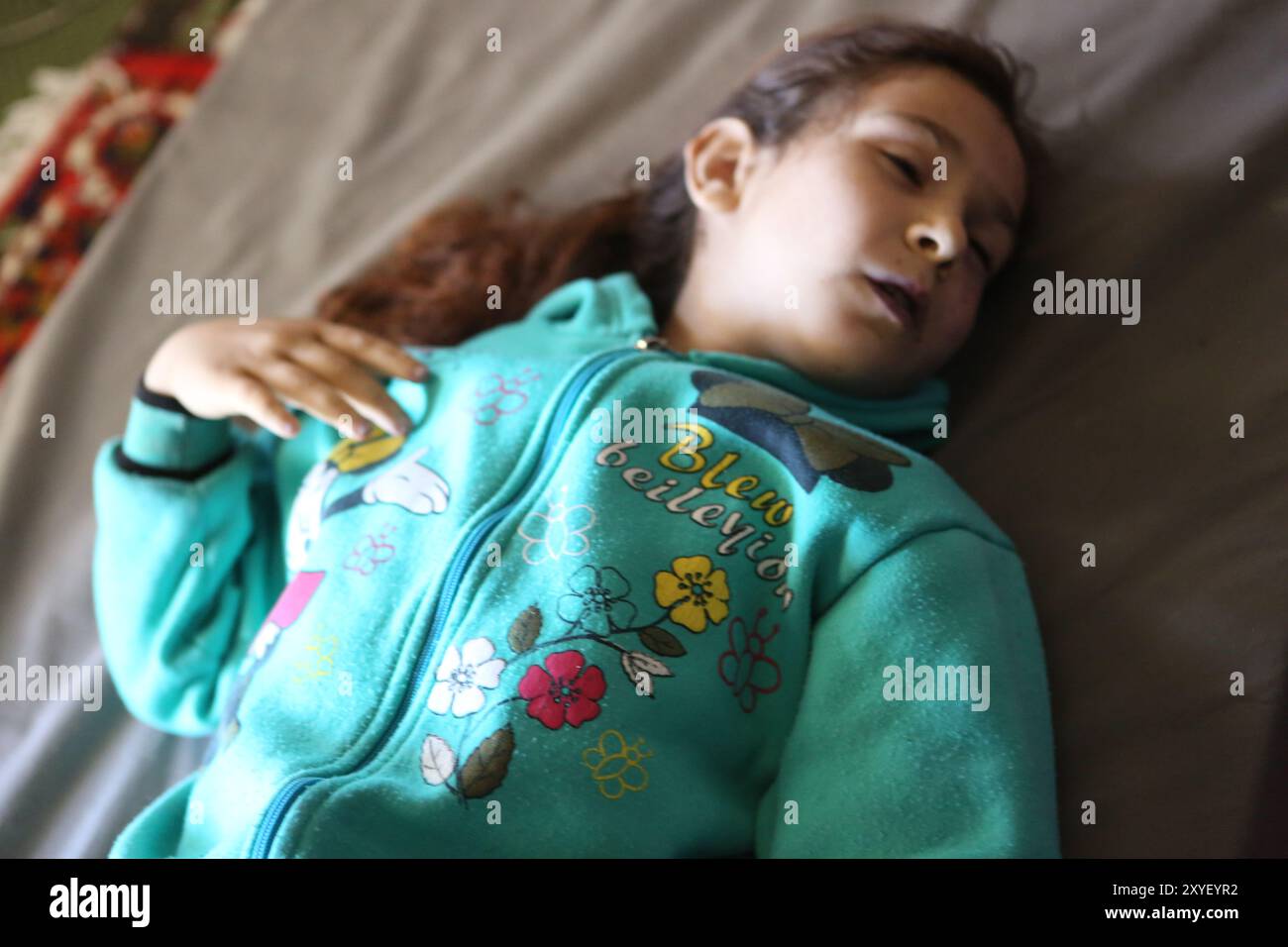 Un bambino viene trovato morto nella sua casa a seguito dell'esposizione a gas tossici nella città di Khan Shaykhoun, nella campagna meridionale di Idlib, martedì 4 aprile. Il presunto attacco di gas, che molte fonti hanno descritto come Sarin, ha provocato la morte di oltre 80 civili, per lo più bambini e donne, il ferimento di oltre 400 persone, nonché l'evacuazione degli abitanti dalla città. Il regime siriano è stato accusato da molti paesi di aver portato a termine l'attacco, anche se i governi russo e siriano hanno sostenuto che è stato causato dalla distruzione di una rebe da parte delle forze aeree siriane Foto Stock