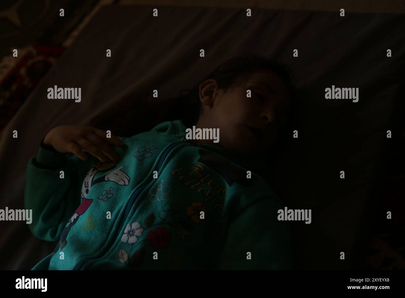 Un bambino viene trovato morto nella sua casa a seguito dell'esposizione a gas tossici nella città di Khan Shaykhoun, nella campagna meridionale di Idlib, martedì 4 aprile. Il presunto attacco di gas, che molte fonti hanno descritto come Sarin, ha provocato la morte di oltre 80 civili, per lo più bambini e donne, il ferimento di oltre 400 persone, nonché l'evacuazione degli abitanti dalla città. Il regime siriano è stato accusato da molti paesi di aver portato a termine l'attacco, anche se i governi russo e siriano hanno sostenuto che è stato causato dalla distruzione di una rebe da parte delle forze aeree siriane Foto Stock