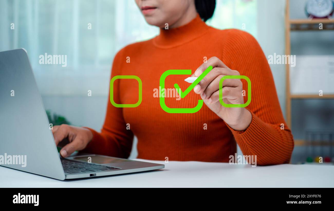 Donna scrivere o spuntare il segno corretto per approvare documento o progetto, domanda di certificato, gestione e assicurazione della qualità, certificazione aziendale Foto Stock