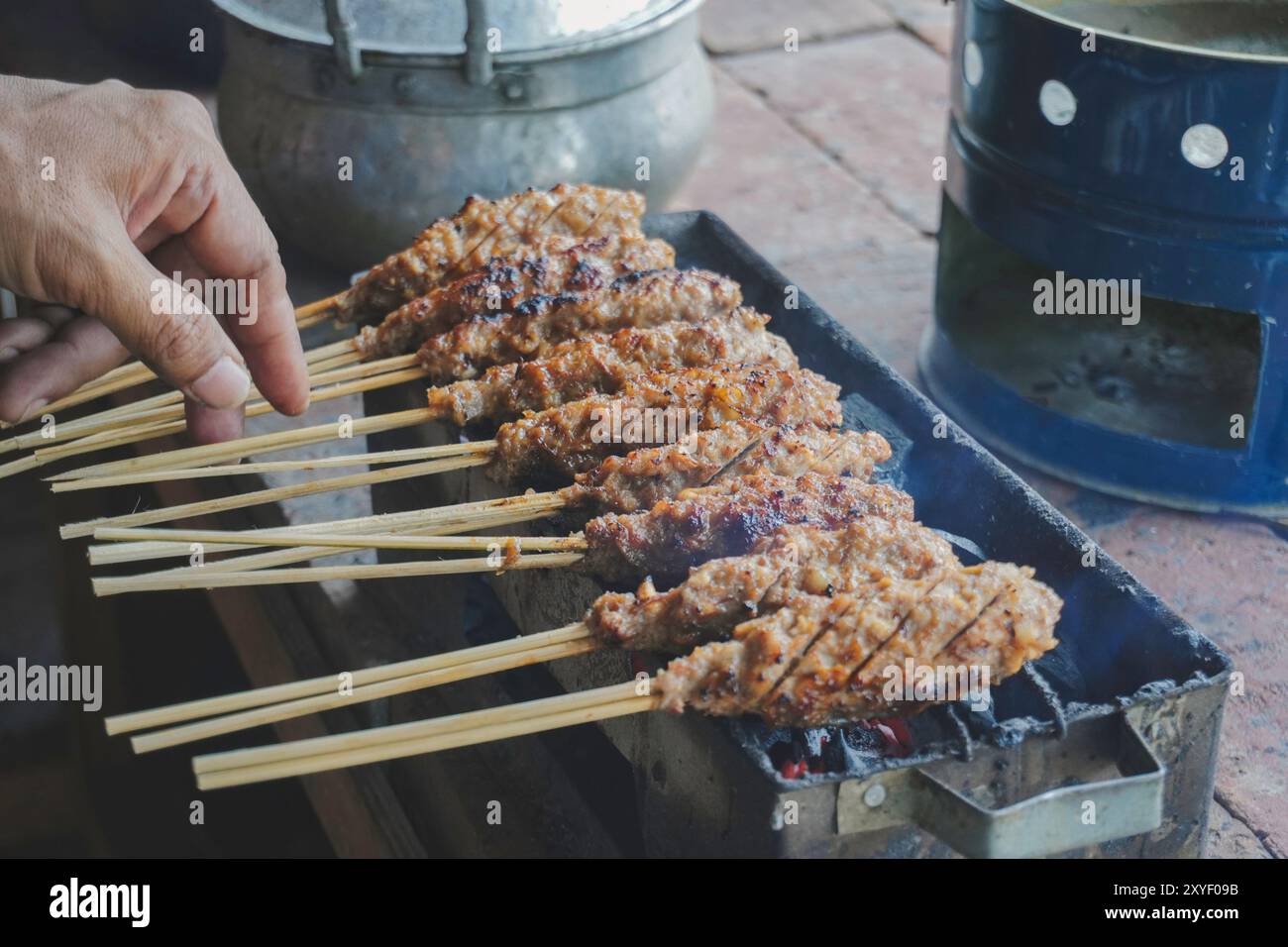 Sate Buntel o Satay Buntel è un satay di montone sminuzzato avvolto nel grasso di montone che viene grigliato su carbone. Foto Stock