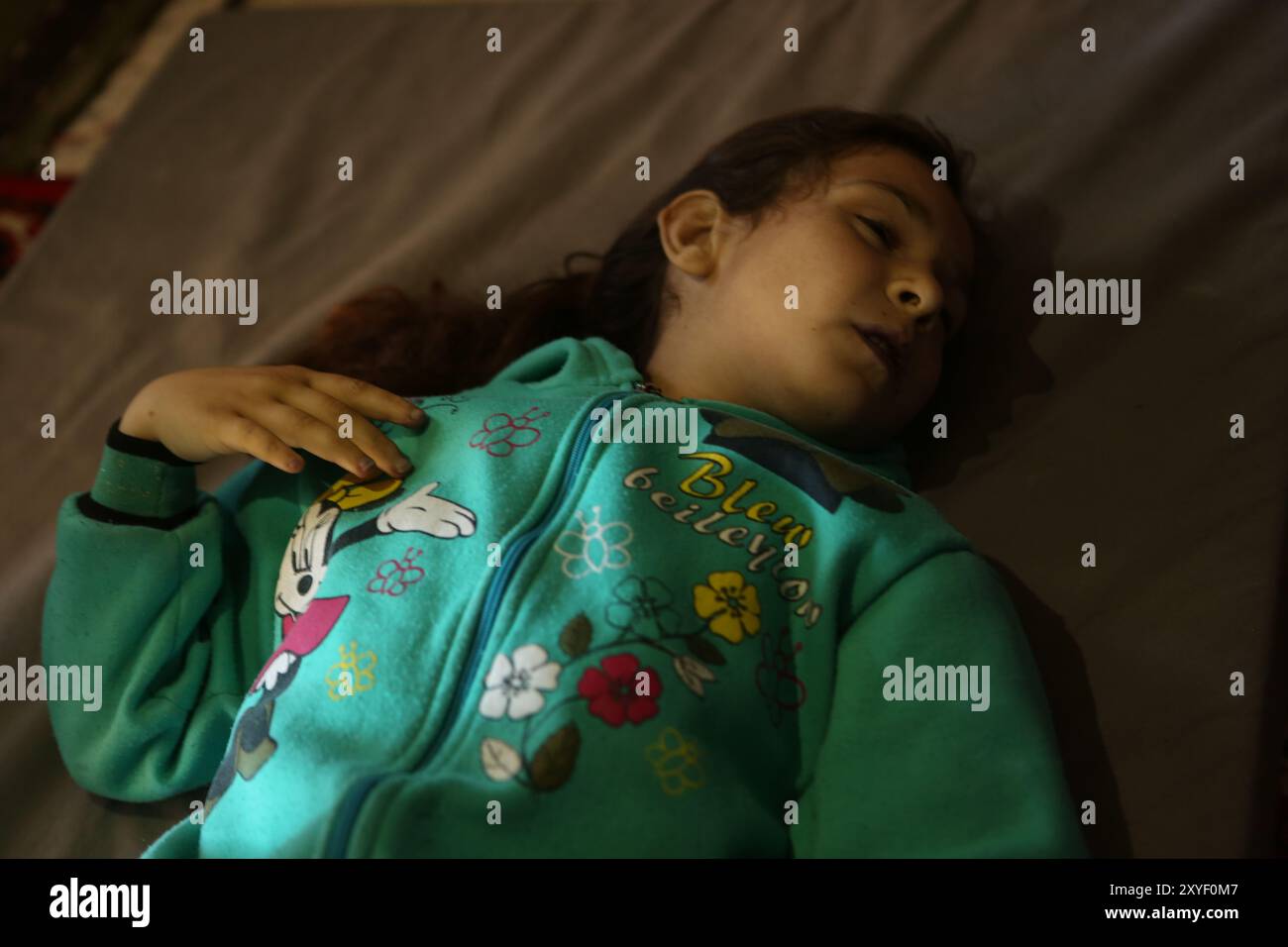 Un bambino viene trovato morto nella sua casa a seguito dell'esposizione a gas tossici nella città di Khan Shaykhoun, nella campagna meridionale di Idlib, martedì 4 aprile. Il presunto attacco di gas, che molte fonti hanno descritto come Sarin, ha provocato la morte di oltre 80 civili, per lo più bambini e donne, il ferimento di oltre 400 persone, nonché l'evacuazione degli abitanti dalla città. Il regime siriano è stato accusato da molti paesi di aver portato a termine l'attacco, anche se i governi russo e siriano hanno sostenuto che è stato causato dalla distruzione di una rebe da parte delle forze aeree siriane Foto Stock