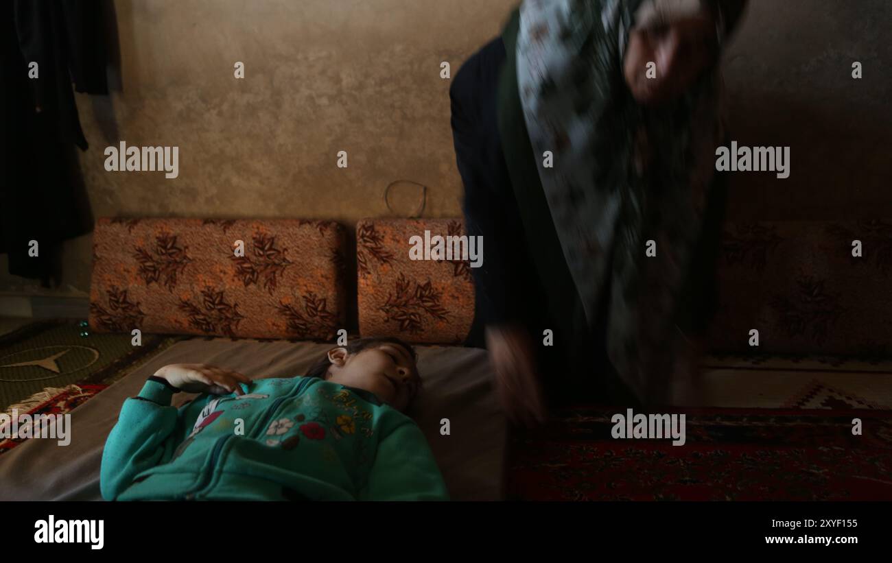 Un bambino viene trovato morto nella sua casa a seguito dell'esposizione a gas tossici nella città di Khan Shaykhoun, nella campagna meridionale di Idlib, martedì 4 aprile. Il presunto attacco di gas, che molte fonti hanno descritto come Sarin, ha provocato la morte di oltre 80 civili, per lo più bambini e donne, il ferimento di oltre 400 persone, nonché l'evacuazione degli abitanti dalla città. Il regime siriano è stato accusato da molti paesi di aver portato a termine l'attacco, anche se i governi russo e siriano hanno sostenuto che è stato causato dalla distruzione di una rebe da parte delle forze aeree siriane Foto Stock