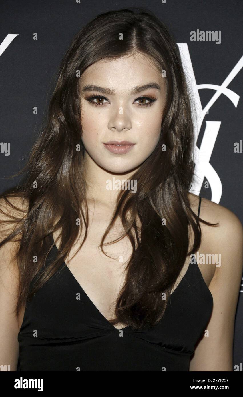 Hailee Steinfeld di Zoe Kravitz celebra il suo nuovo ruolo con Yves Saint Laurent Beauty tenutosi al Gibson Brands Sunset a West Hollywood, Stati Uniti lo scorso maggio Foto Stock