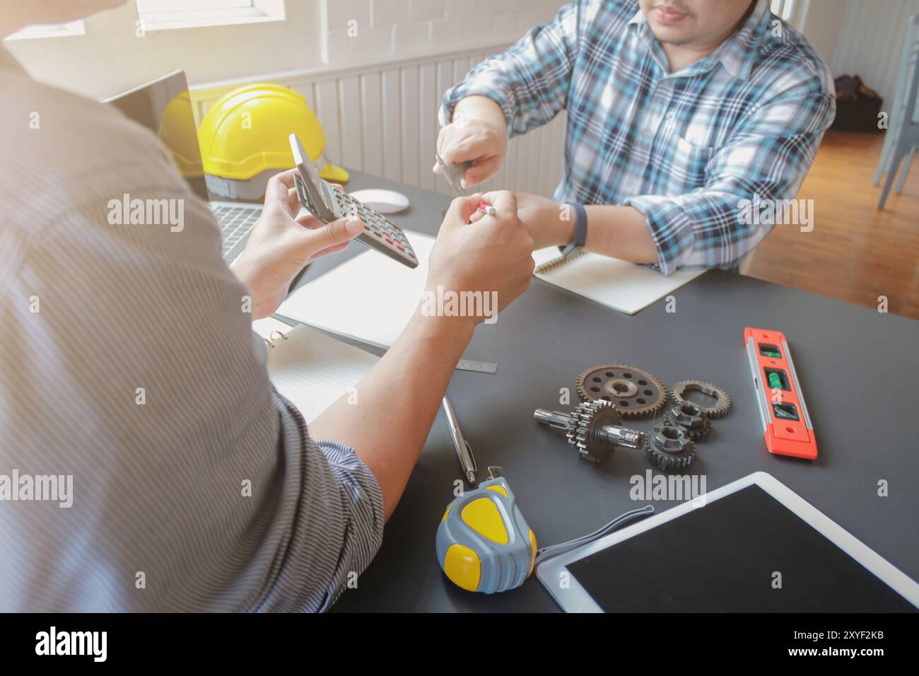 Team Engineers e designer hanno collaborato per discutere e consultarsi tra loro sulla struttura della macchina per calcolare e progettare per un funzionamento sicuro del sistema Foto Stock
