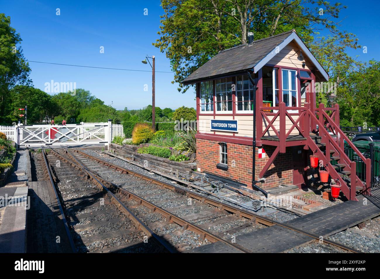 Regno Unito, Inghilterra, Kent, Tenterden Town Station con Level Crossing e Signal Box Foto Stock