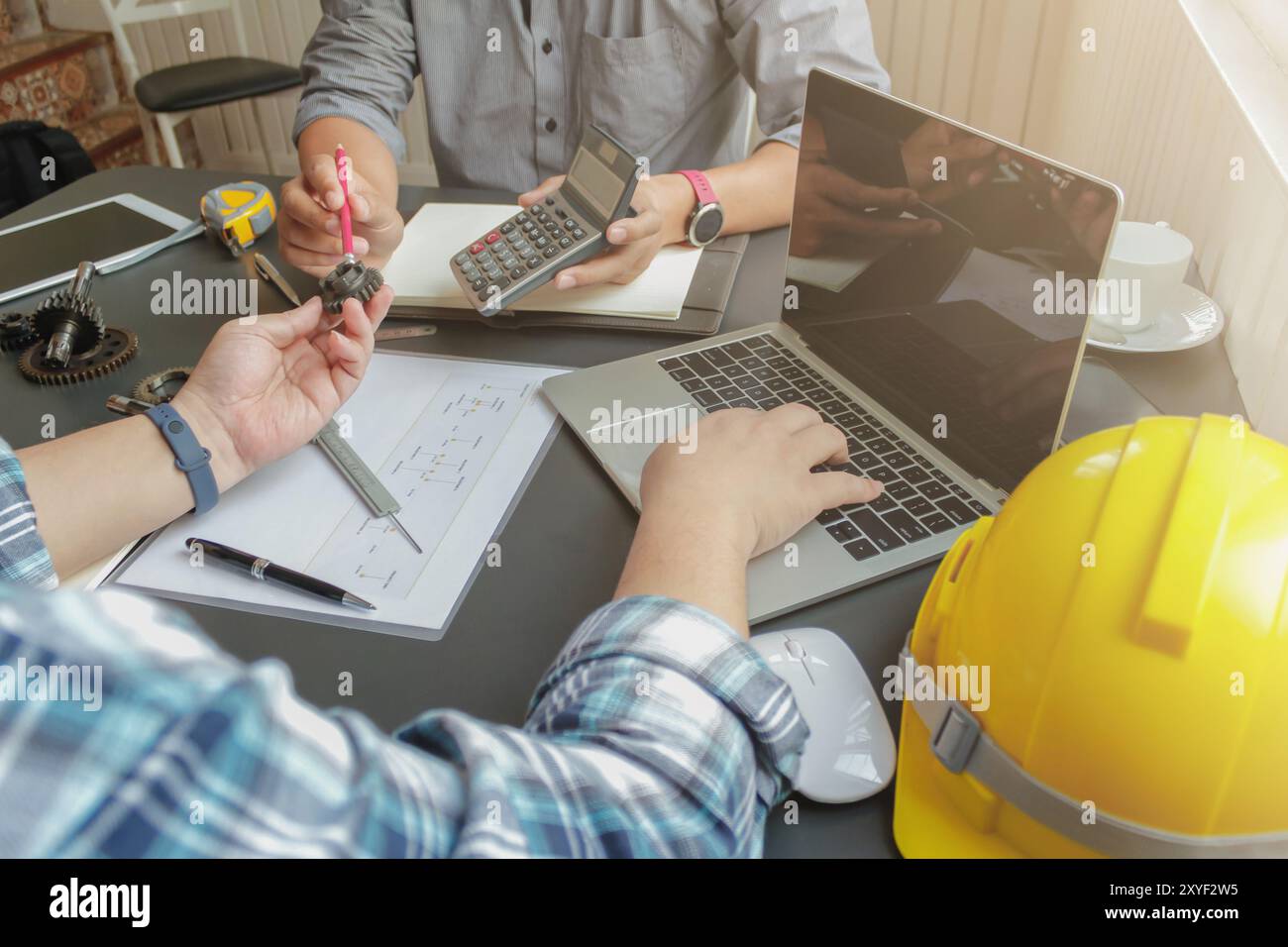 Team Engineers e designer hanno collaborato per discutere e consultarsi tra loro sulla struttura della macchina per calcolare e progettare per un funzionamento sicuro del sistema Foto Stock