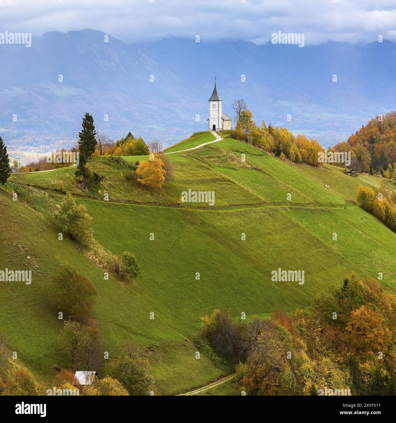 Panorama autunno con i Santi Primus e Felician chiesa sulla sommità di una collina nella campagna slovena Foto Stock