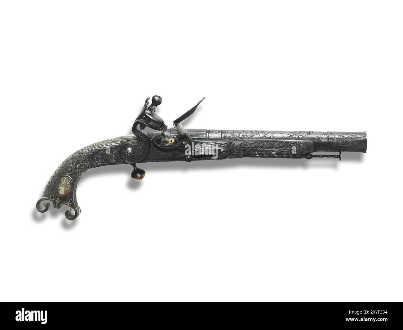 Antica pistola a pietra focaia degli anni '1800 isolata su sfondo bianco con percorso di ritaglio Foto Stock