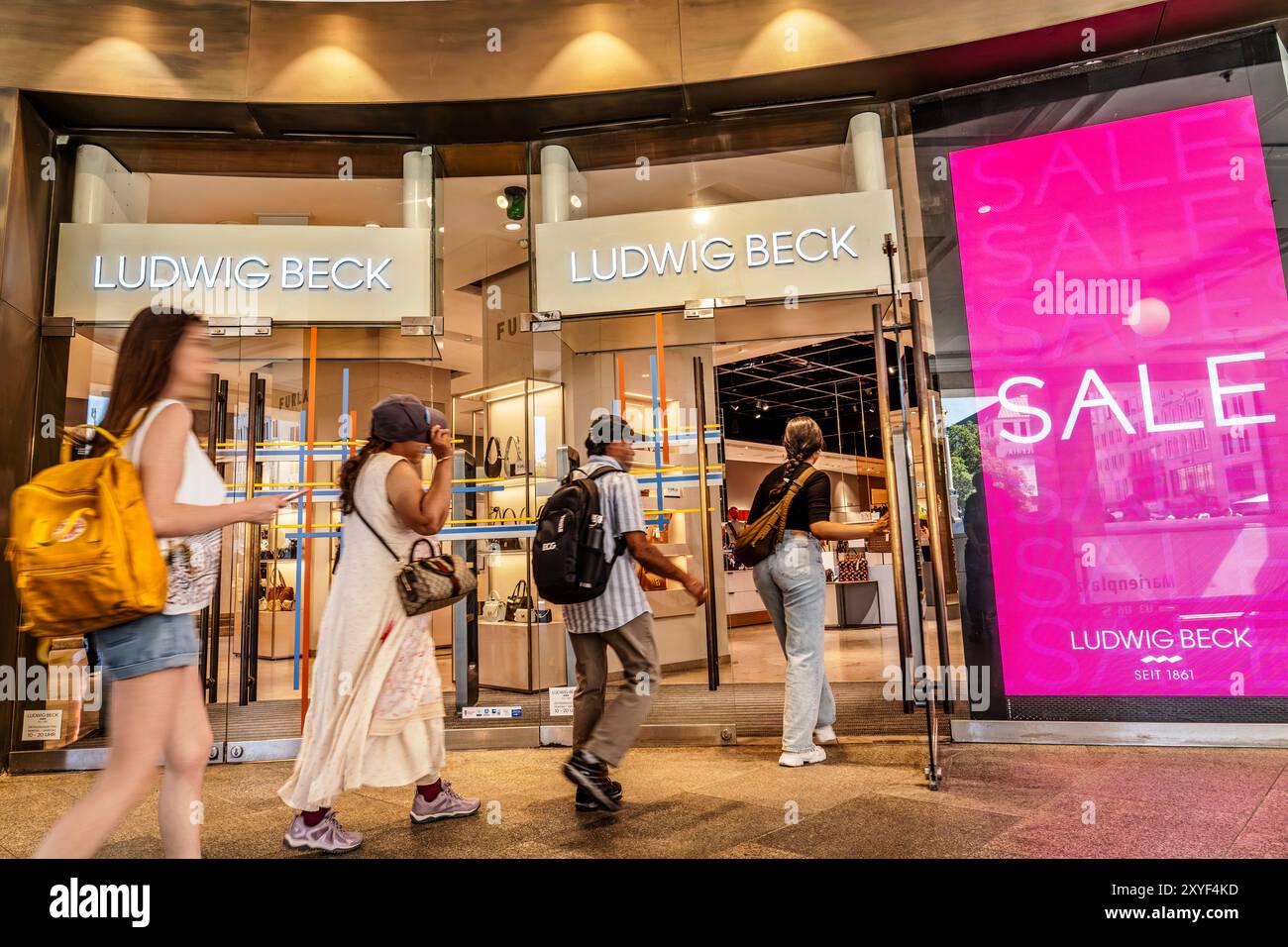 Kaufhaus Ludwig Beck am Marienplatz, München, 29. Agosto 2024 Deutschland, München, 29. Agosto 2024, Kaufhaus Ludwig Beck, Kunden strömen in das Traditionskaufhaus am Marienplatz, Leuchtwerbung SALE, Einzelhandel, Konsumenten, Wirtschaft, Bayern, *** grandi magazzini Ludwig Beck a Marienplatz, Monaco di Baviera, 29 agosto 2024 Germania, Monaco di Baviera, 29 agosto 2024, grandi magazzini Ludwig Beck, i clienti affluiscono nei grandi magazzini tradizionali di Marienplatz, VENDITA DI pubblicità illuminata, vendita al dettaglio, consumatori, economia, Baviera, Foto Stock