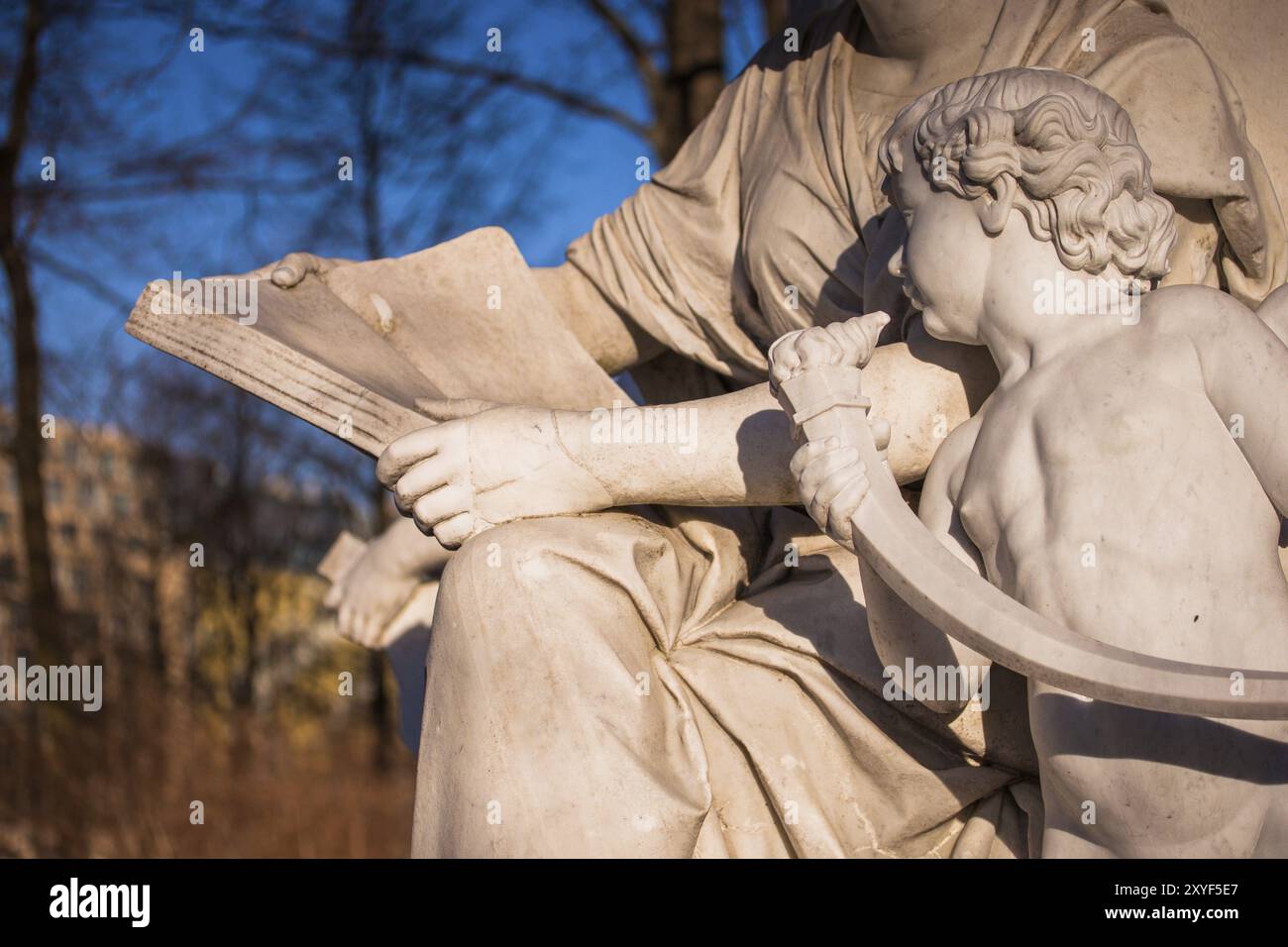 Scultura di madre e bambino nello zoo Foto Stock