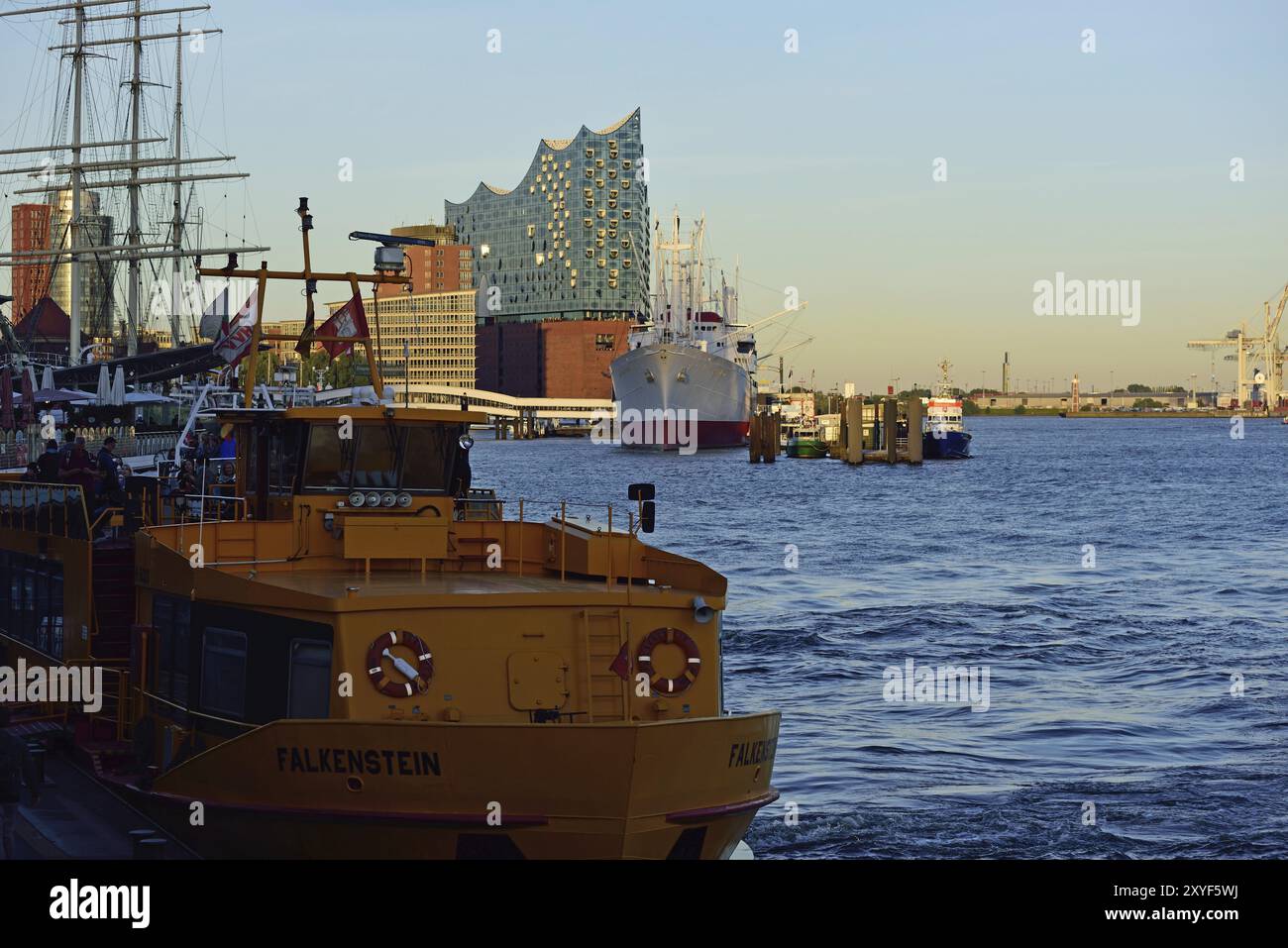 Germania, Amburgo, HafenCity, vista della Filarmonica dell'Elba, nuova sala concerti di Amburgo, facciata in vetro, nave museo Cap San Diego, ex nave cargo, H Foto Stock