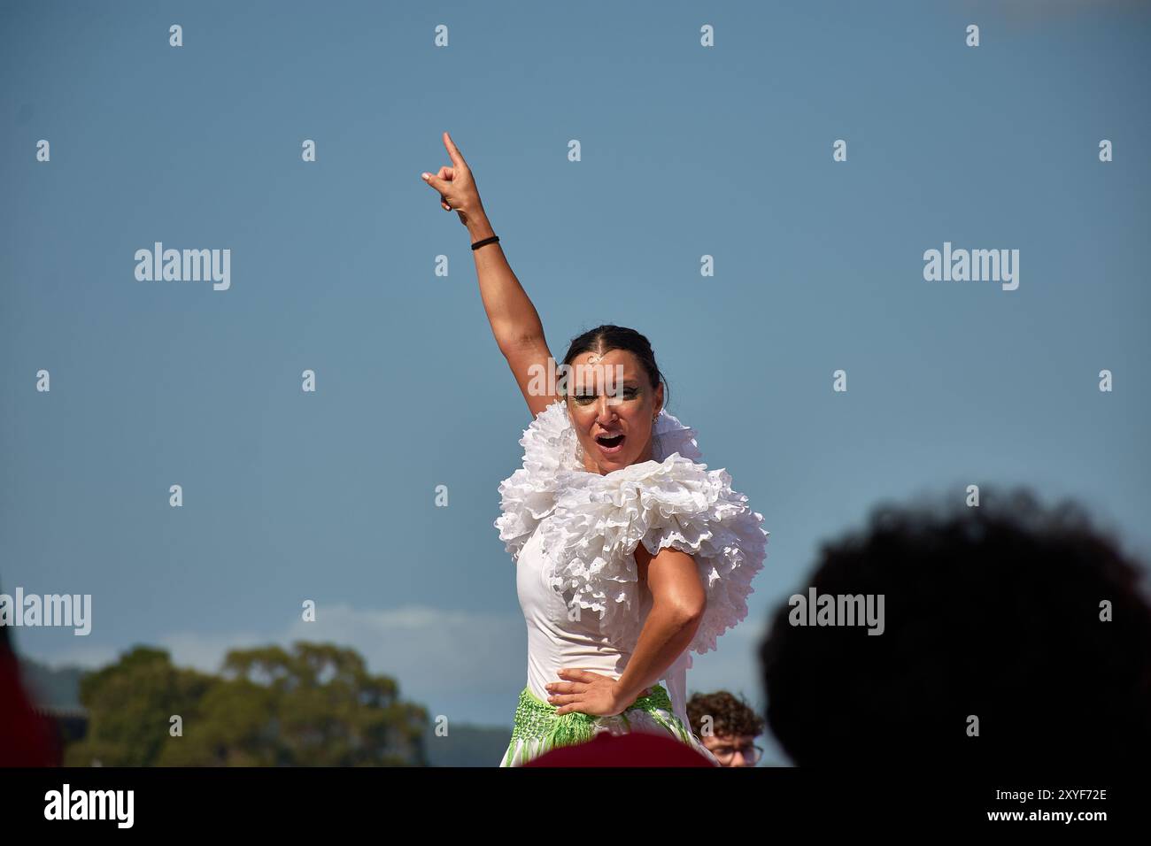 Ayona,Pontevedra,Spagna; agosto,27,2024;uno spettacolo di strada che si svolge nelle affascinanti strade di Bayona. La scena è piena di energia come Perform Foto Stock