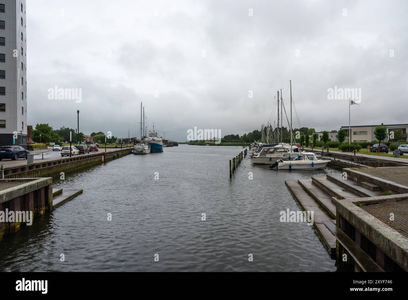 Sakskobing, Lolland, Danimarca, 22 luglio 2024 - Porto e passerella locale Foto Stock