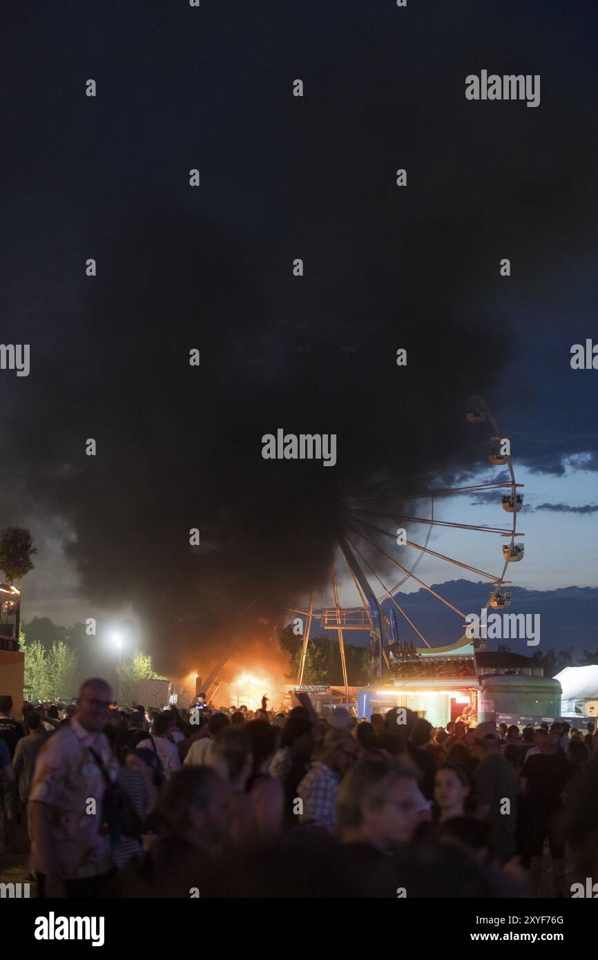 La ruota panoramica prende fuoco all'Highfield Festival di venerdì, Stoermthaler SEE, 17.08.2024 Foto Stock