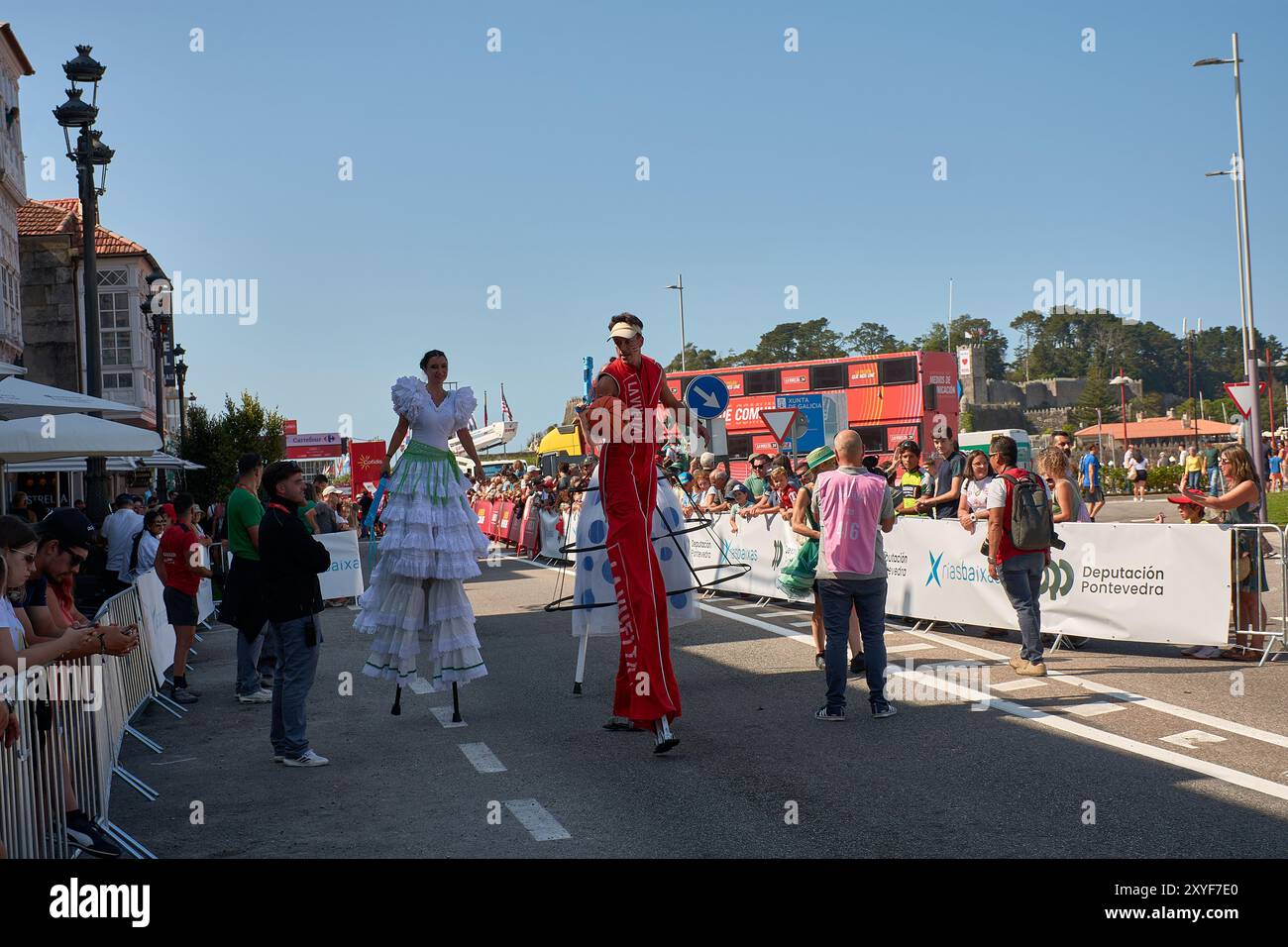 Ayona,Pontevedra,Spagna; agosto,27,2024;uno spettacolo di strada che si svolge nelle affascinanti strade di Bayona. La scena è piena di energia come Perform Foto Stock