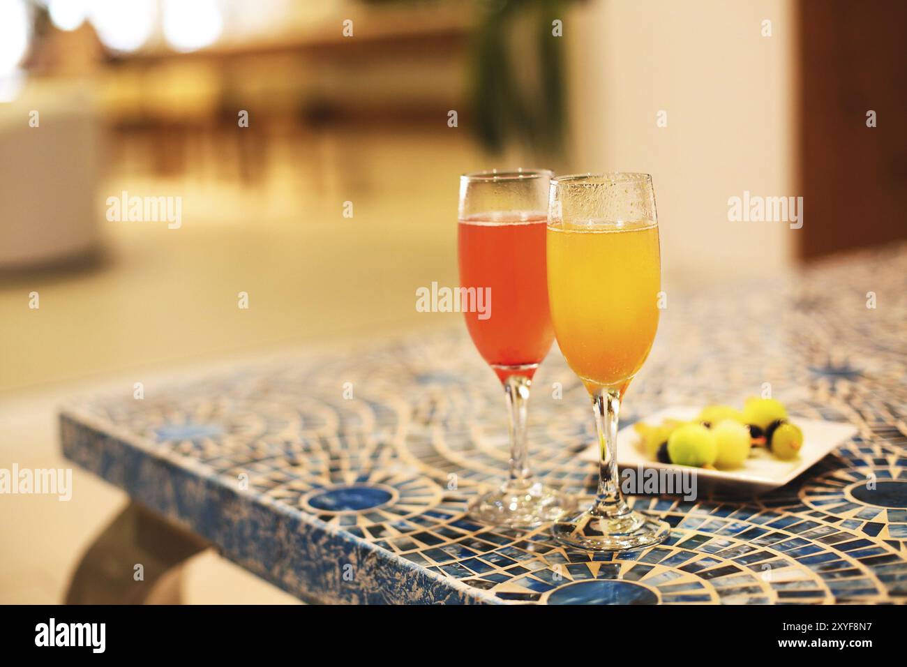 Flauto due bicchieri da cocktail sul tavolo Foto Stock