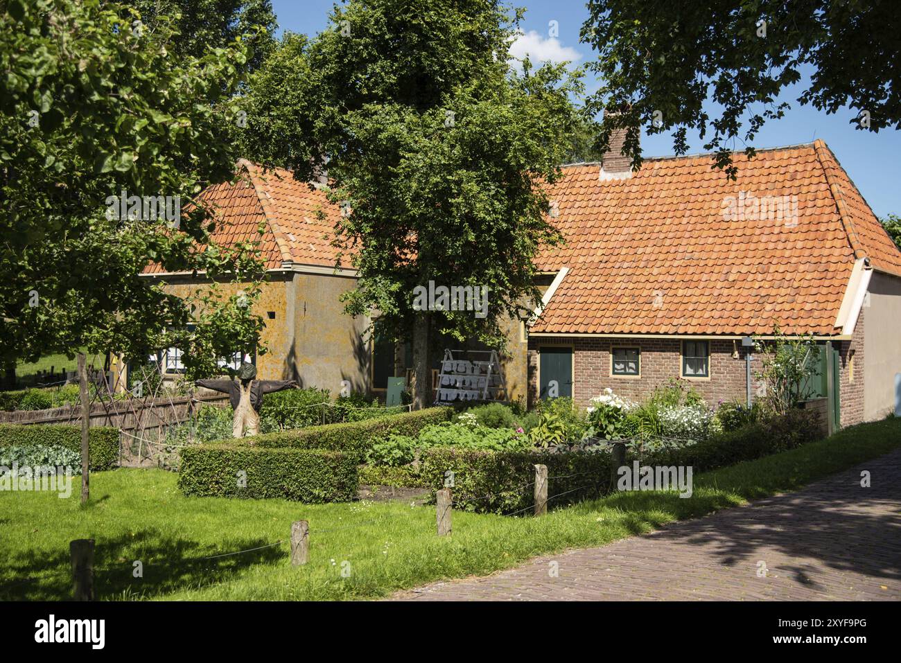 Enkhuizen, Paesi Bassi. Giugno 2022. Cottage di pescatori e strade storiche al Museo Zuiderzee di Enkhuizen Foto Stock