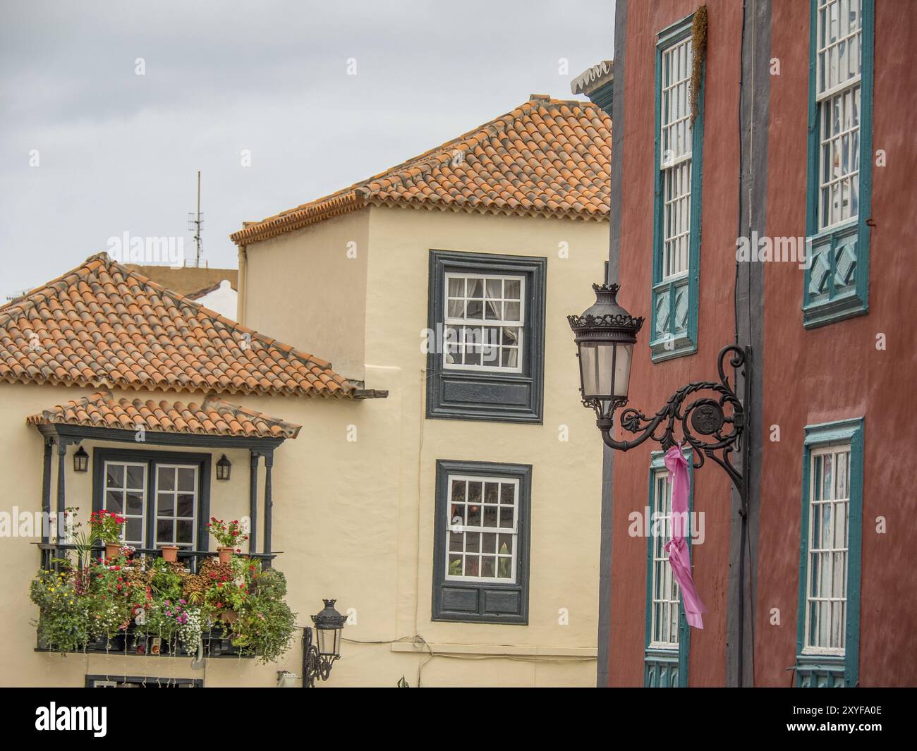Paesaggio urbano con case vicine, tetti piastrellati e balconi decorati con fiori, la palma, le isole canarie, spagna Foto Stock