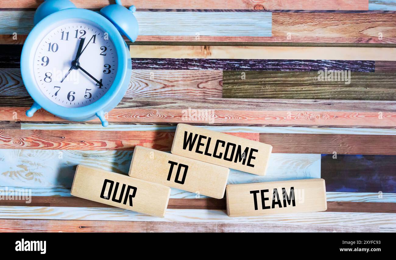 Benvenuto nel simbolo del nostro team. Parole concettuali Benvenuti nel nostro team su blocchi di legno. Foto Stock