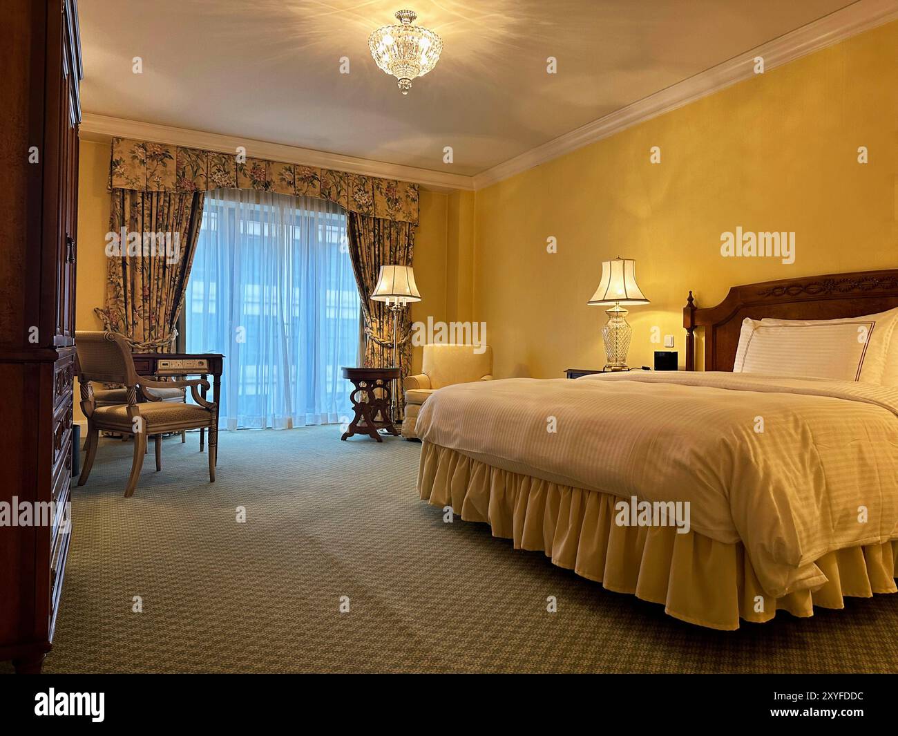 Interni di lusso. Letto grande e comodo e arredi moderni in una camera elegante Foto Stock