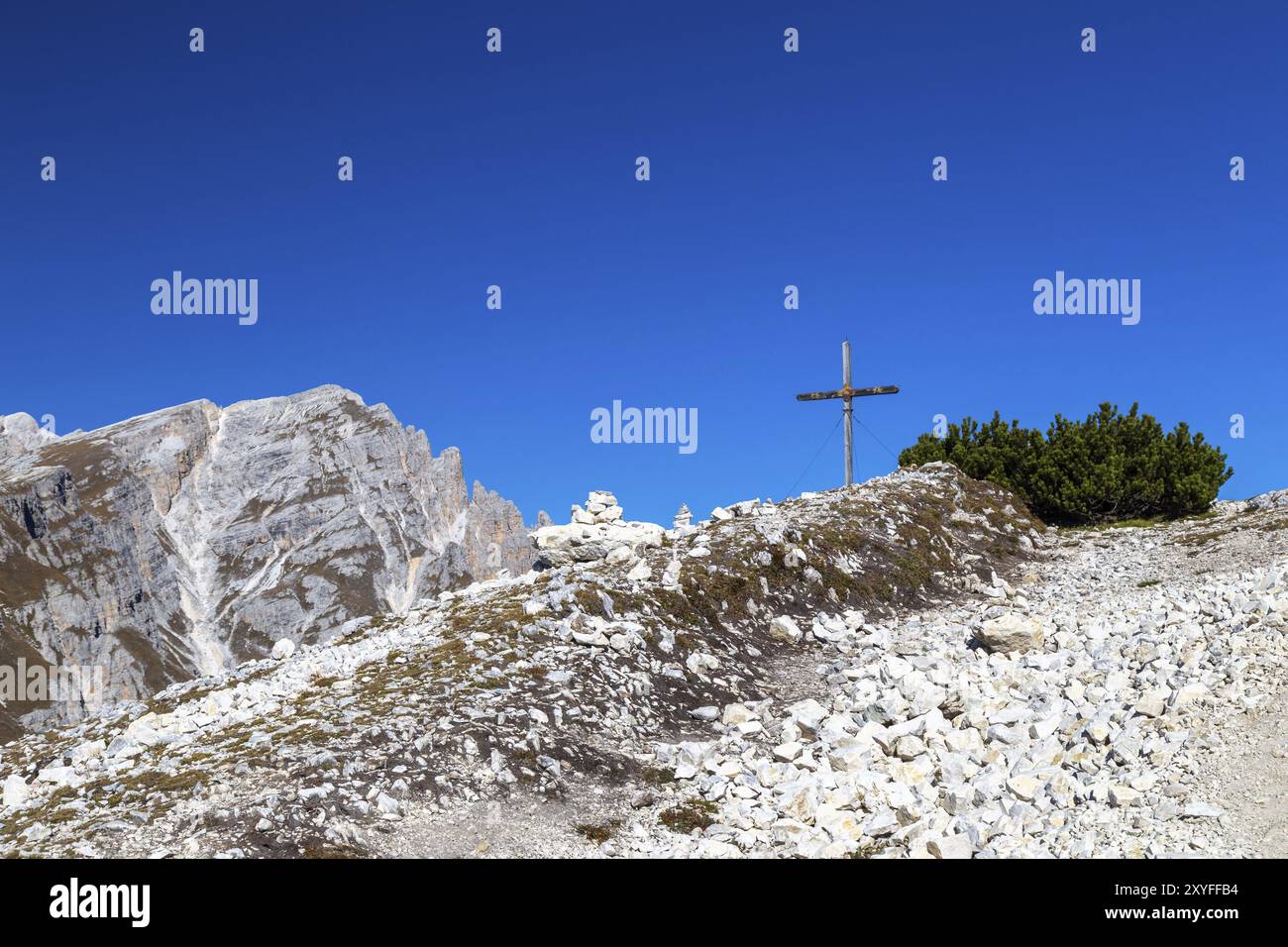 Croce sommitale dello Strudelkopf, Dolomiti, alto Adige Foto Stock