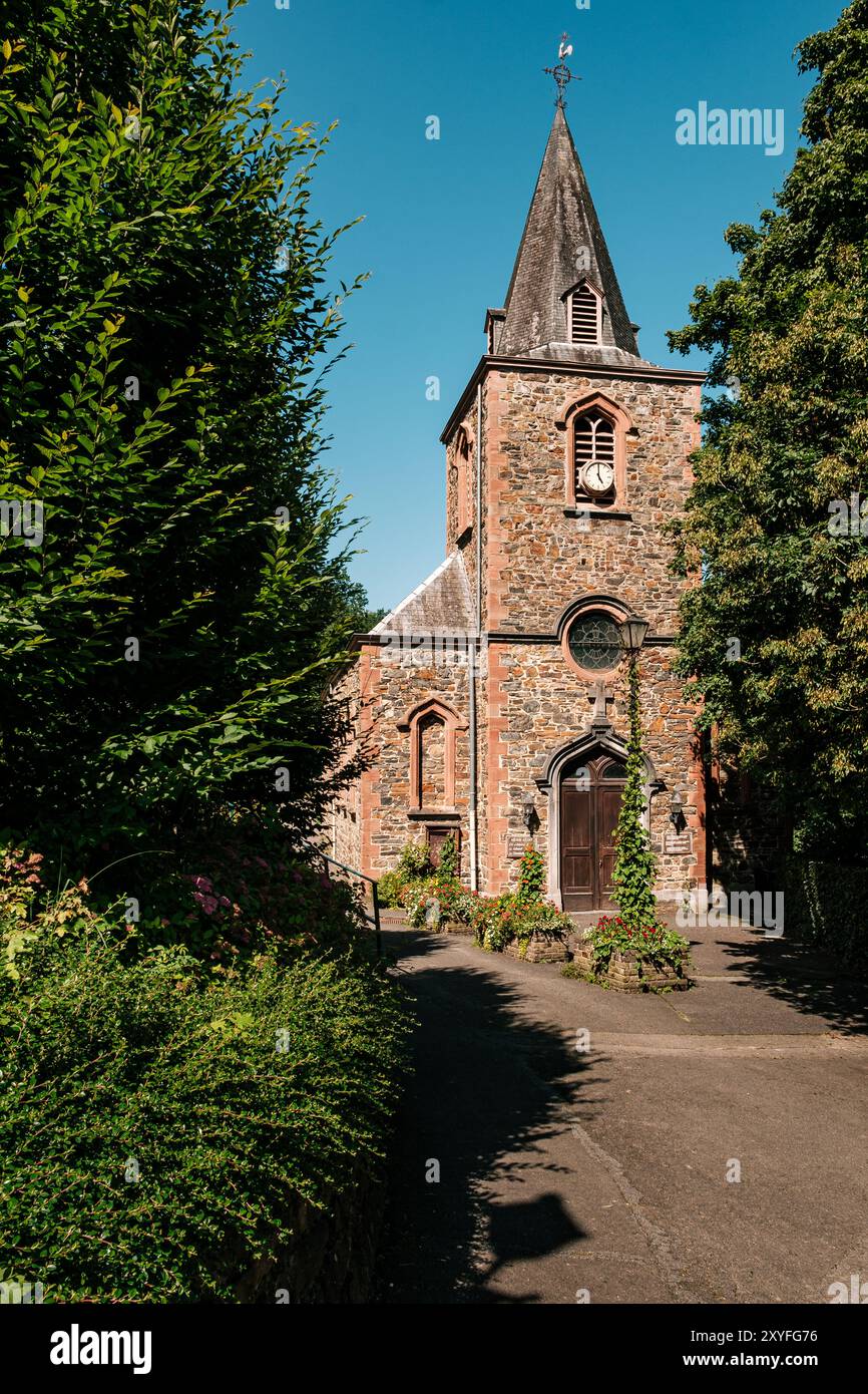Chiesa di Saint-André vicino alle cascate di Coo in un giorno d'estate. Stavelot, provincia di Liegi, Vallonia, Belgio Foto Stock