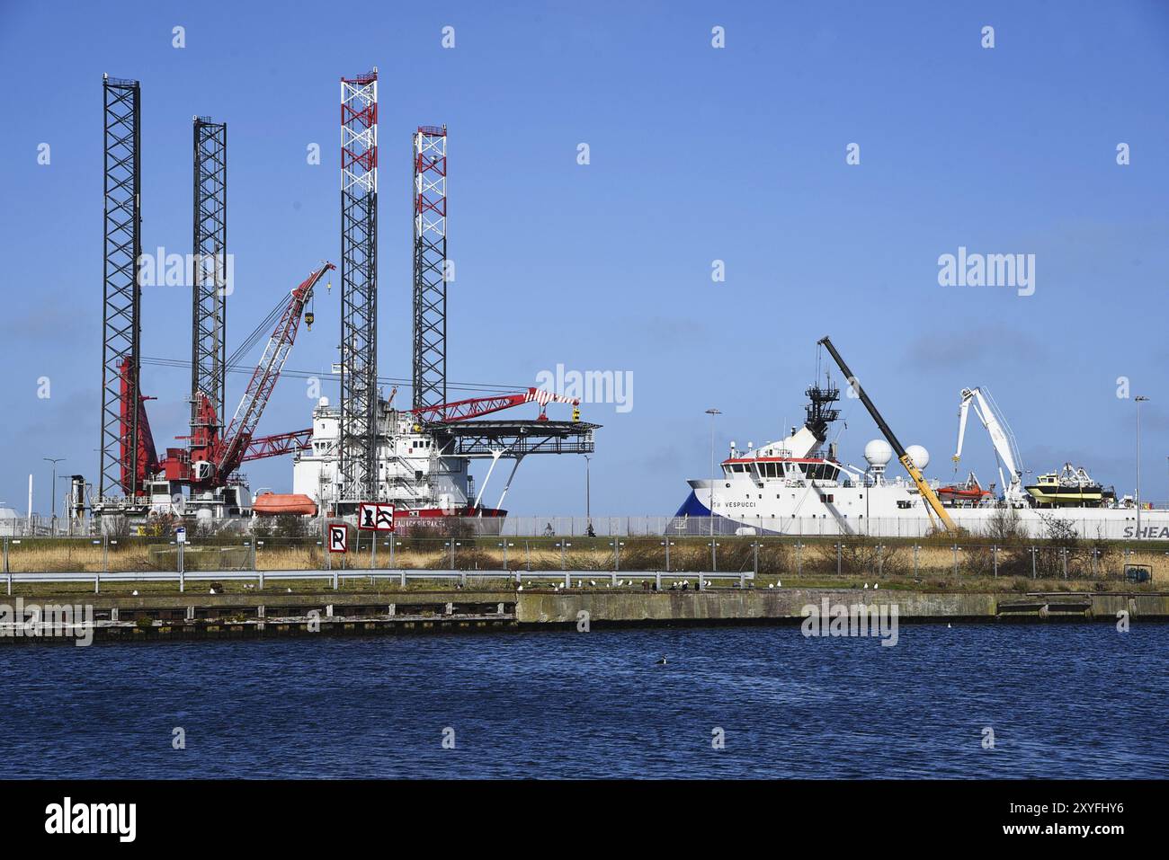 Den Helder, Paesi Bassi. Aprile 2023. Un rimorchiatore e una piattaforma petrolifera nel porto di Den Helder Foto Stock