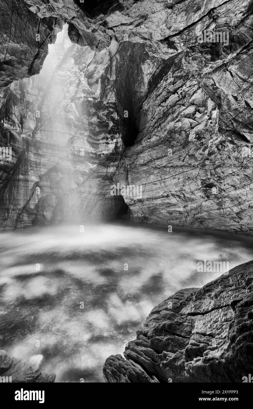 Cascata nella grotta calcarea Trollkirka (Trollkyrkja, tedesco: Troll Church), Moere e Romsdal Fylke, Norvegia, settembre 2011, Europa Foto Stock
