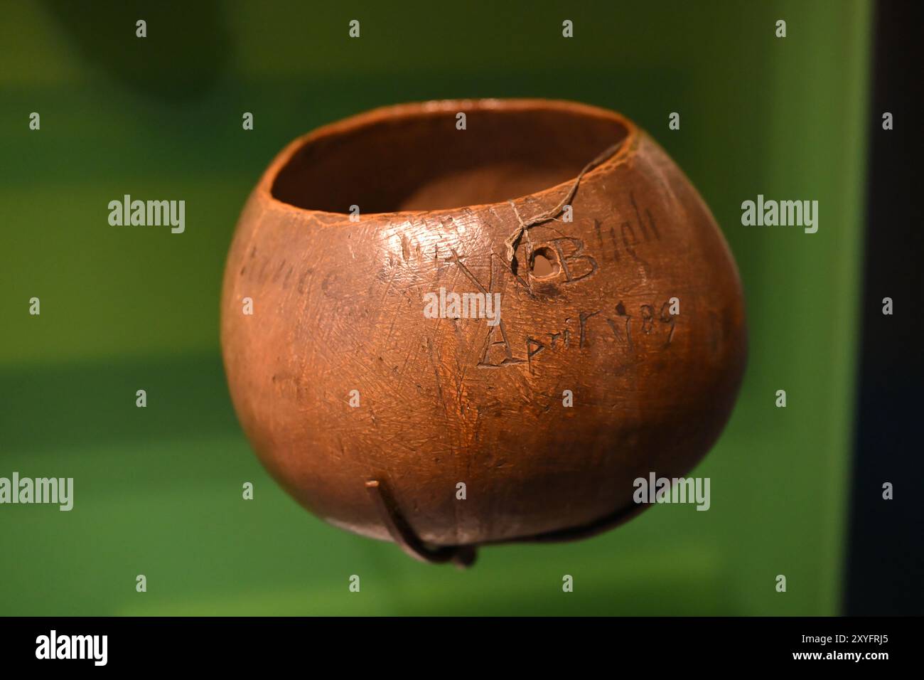 La ciotola di cocco del capitano Bligh, utilizzata nel viaggio di lancio dopo l'ammutinamento sul Bounty in mostra al National Maritime Museum, Greenwich, Londra Foto Stock