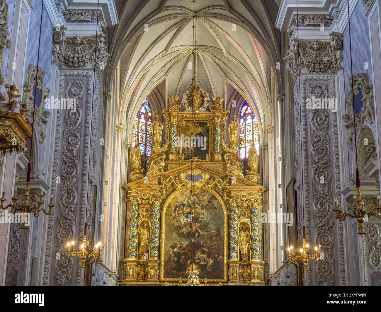 Altare dorato all'interno della chiesa barocca con dipinti ornati e dettagli decorativi sulle pareti, Duernstein, Wachau, Danubio, Austria, UE Foto Stock