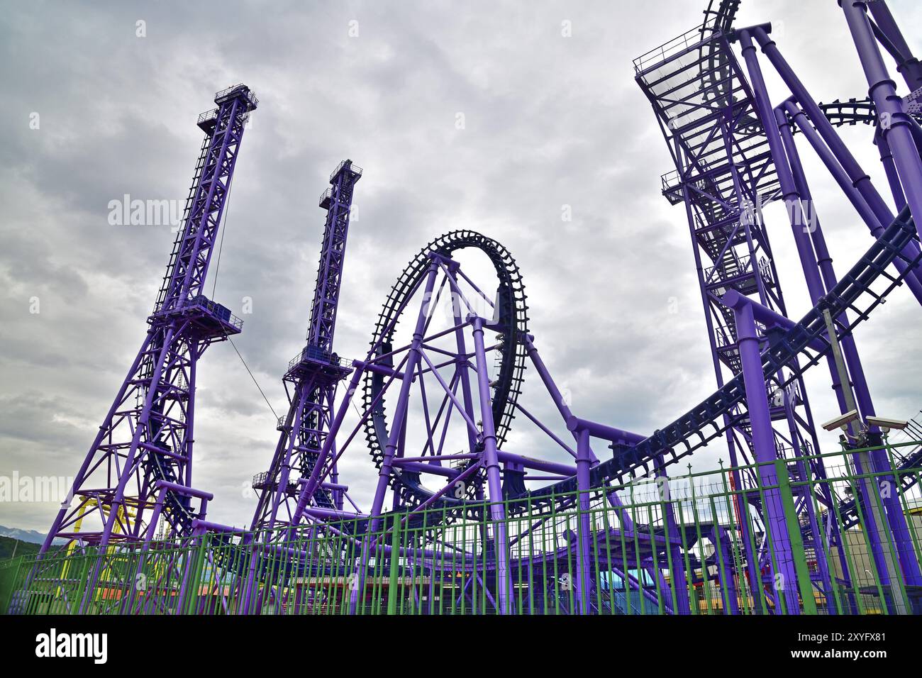 Attrazione montagne russe scattate da un sotto Foto Stock