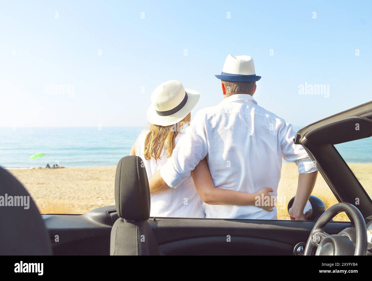 Coppia felice vicino auto sulla spiaggia viaggi e concetto di vacanza Foto Stock