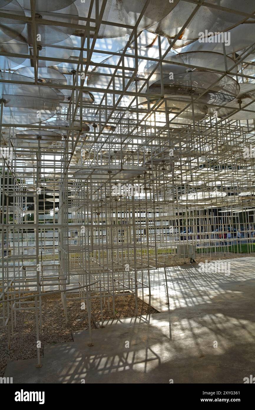 Tirana, Albania - 30 maggio 2024. L'installazione cloud nel centro di Tirana. Un'installazione artistica pubblica contemporanea dell'artista giapponese Sou Fujimoto Foto Stock