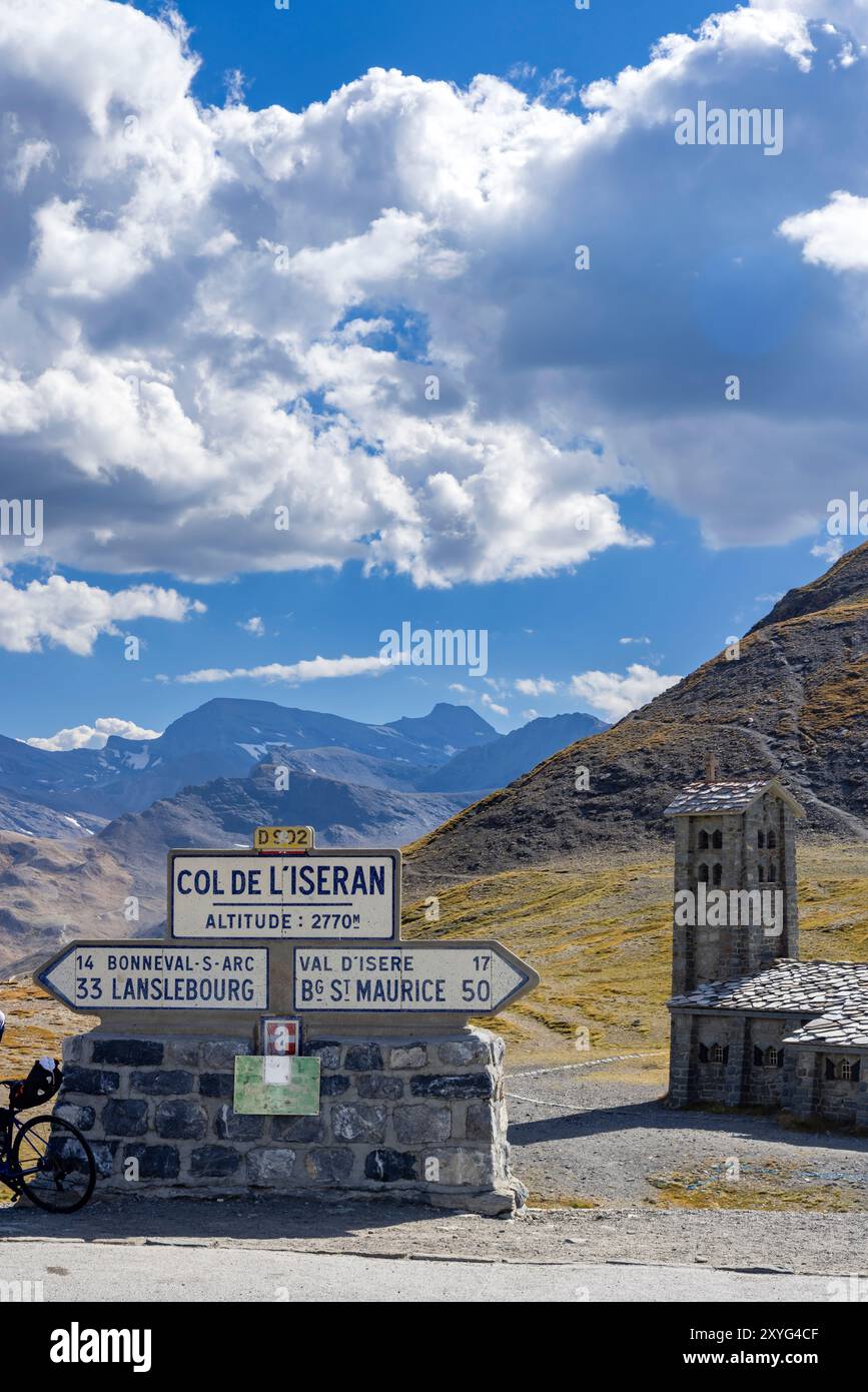 Segnali stradali, col de l'Iseran, Savoy, Francia Foto Stock