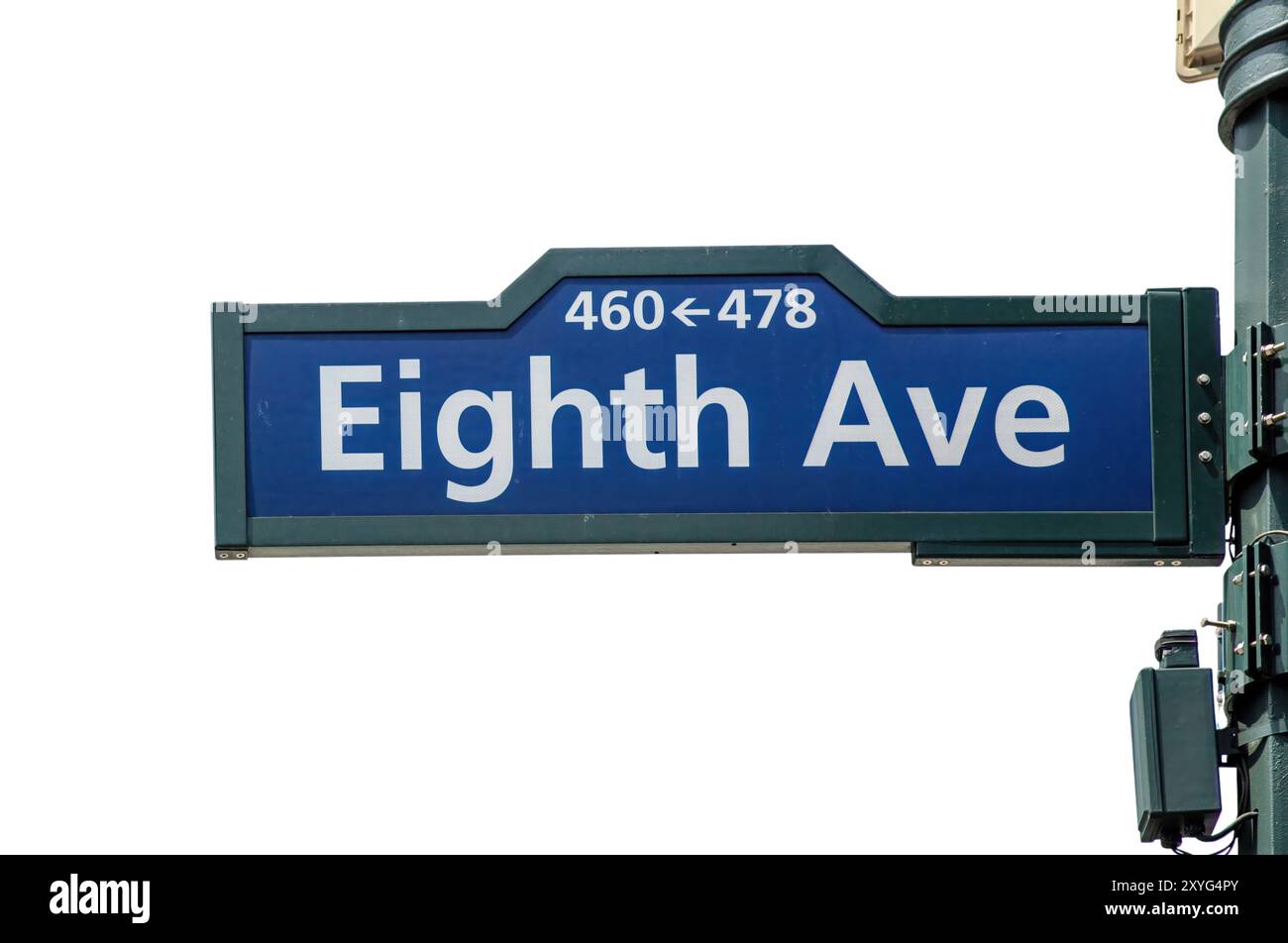 Eighth Avenue, insegna isolata su bianco, trasparente. 8th ave segnale stradale di colore blu, Manhattan New York City, USA Foto Stock