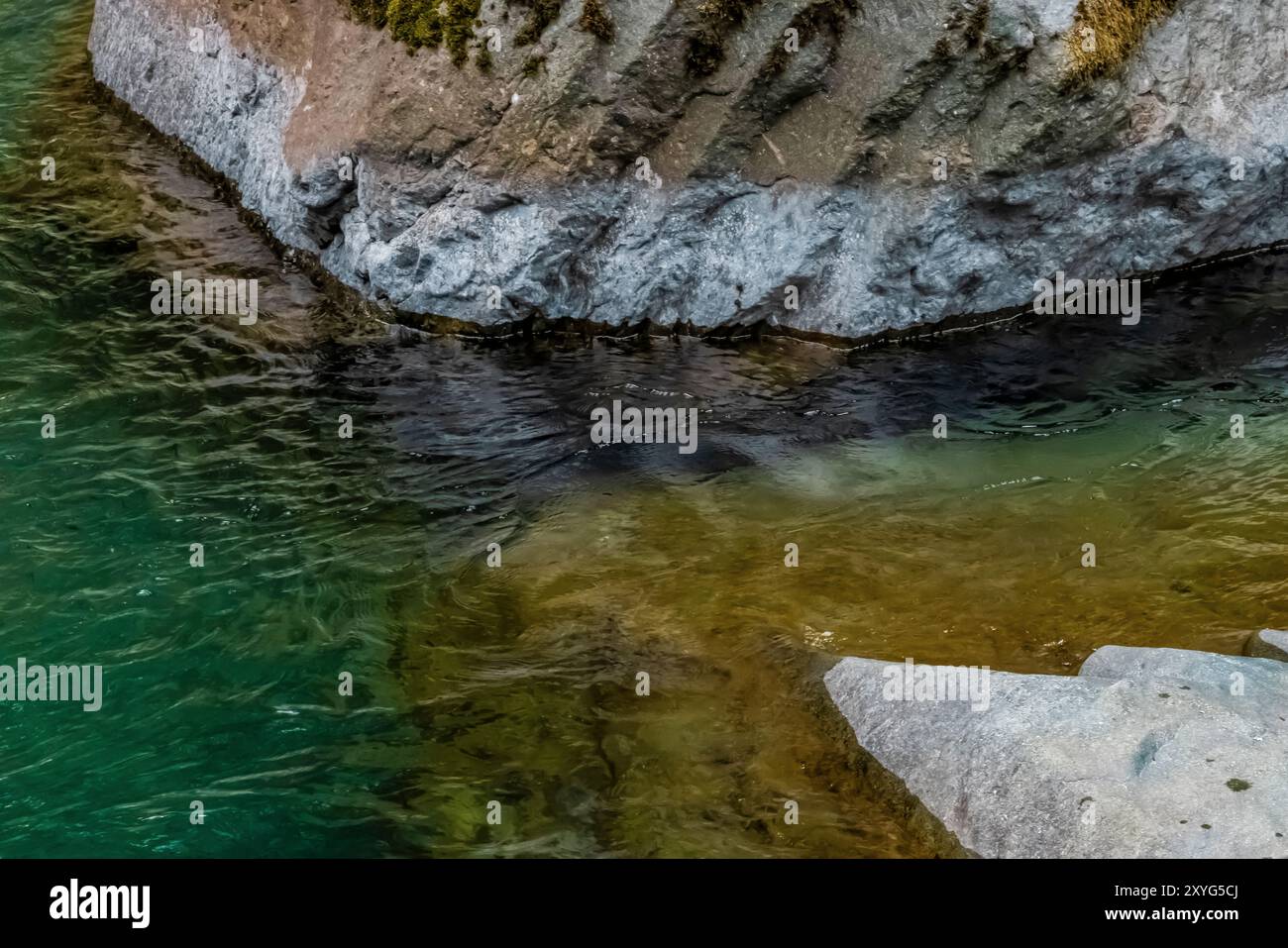 Massi e acqua verde-blu lungo il fiume North Fork Skokomish a Staircase, Olympic National Park, Washington State, USA Foto Stock
