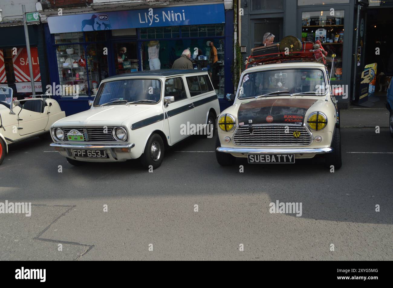 Due Mini Car al Mumbles Classic Car Show su Newton Road. Mumbles, Swansea, Galles, Regno Unito. 29 agosto 2024. Foto Stock