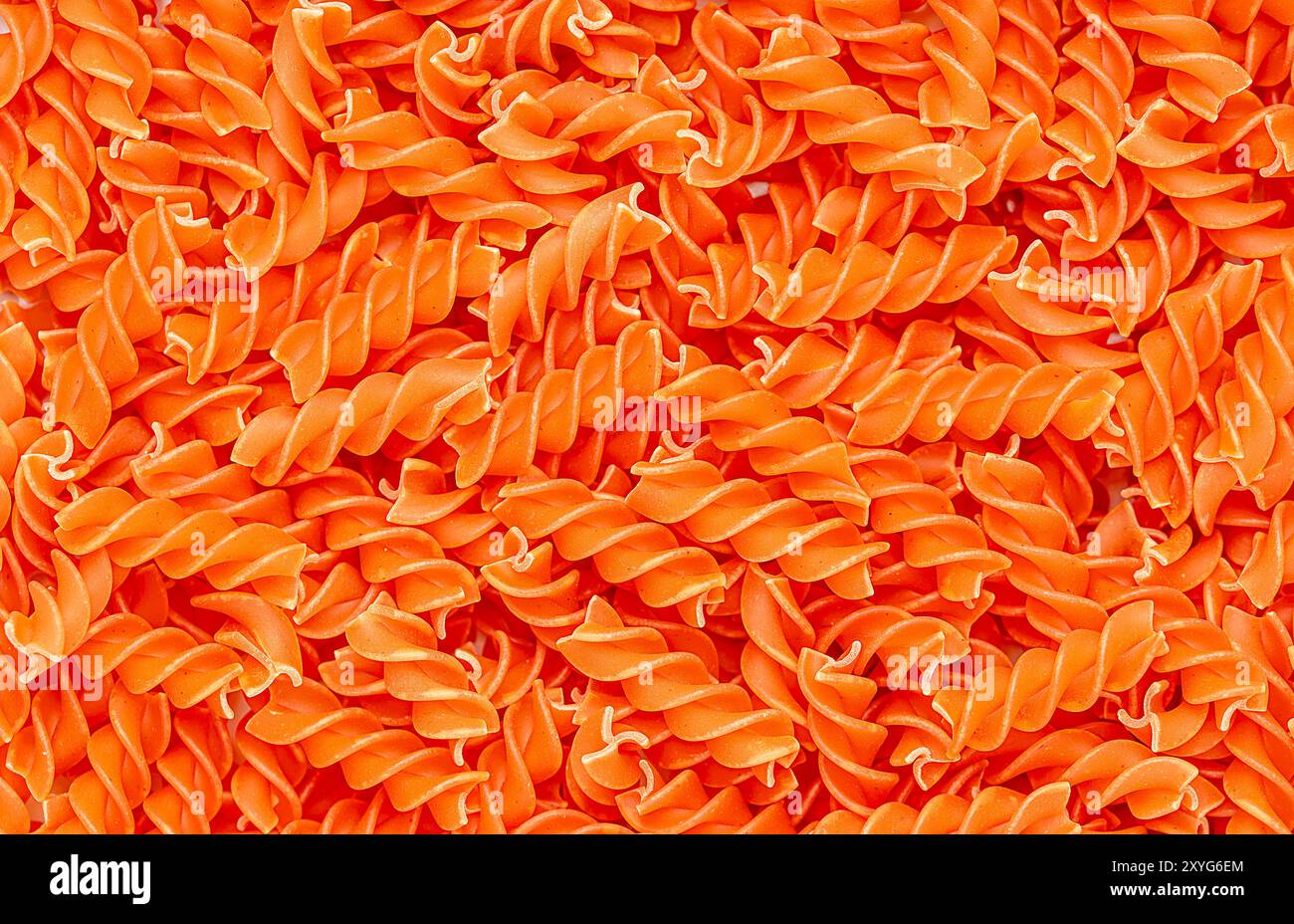 Macrofotografia di farina rossa di lenticchie fusilli; pasta senza glutine; macaroni; crudo; italiano; tradizionale; vegetariano; naturale Foto Stock