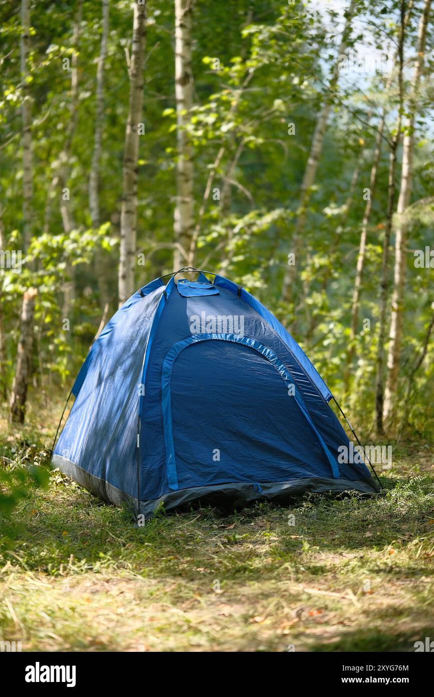 Tenda da campeggio nella foresta. Turismo relax e relax nelle vacanze estive. Campeggio all'aperto. Foto Stock