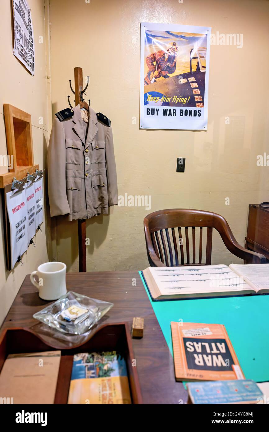 SULLIVAN'S ISLAND, South Carolina, Stati Uniti — la HECP (Harbor Entrance Control Post) Room a Fort Moultrie, che servì come centro di comando per monitorare e controllare il traffico navale nel porto di Charleston durante la seconda guerra mondiale. Questo ufficio era cruciale per coordinare le risposte immediate alle potenziali minacce nemiche all'interno del settore della difesa. Foto Stock