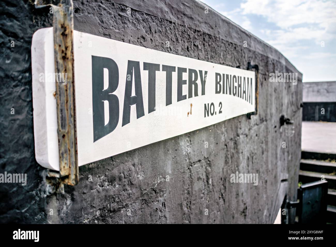 Fort Moultrie Battery Bingham Sullivan's ISLAND Carolina del Sud // SULLIVAN'S ISLAND, Carolina del Sud, Stati Uniti - Battery Bingham a Fort Moultrie, una fortificazione di difesa costiera dell'era della seconda guerra mondiale. Questa batteria, equipaggiata con cannoni a fuoco rapido, faceva parte del vasto sistema progettato per proteggere Charleston Harbor da potenziali attacchi navali nemici durante la guerra. Foto Stock