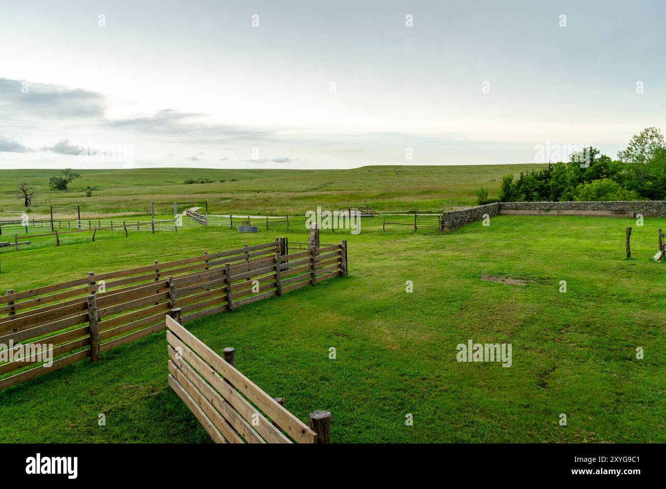 le recinzioni in legno separano diversi coralli su una prateria nel midwest Foto Stock