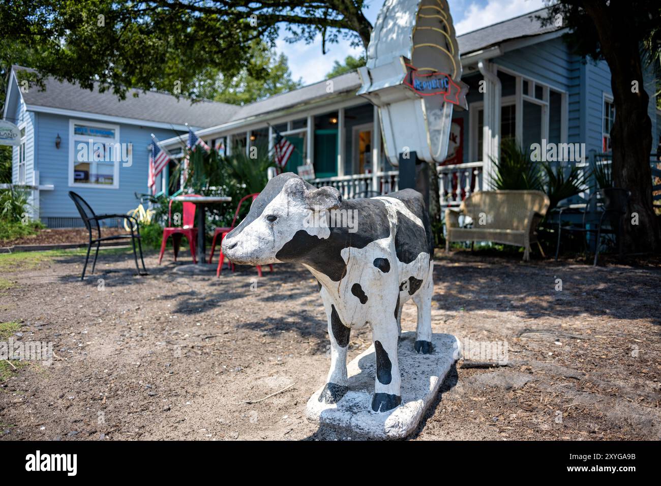 SULLIVAN'S ISLAND, South Carolina, Stati Uniti - un'invitante gelateria sull'isola di Sullivan, che offre una rinfrescante pausa sia per gli amanti della spiaggia che per la gente del posto. L'affascinante esterno del negozio si fonde con l'atmosfera rilassata dell'isola, promettendo prelibatezze fresche nei caldi giorni della Carolina. Foto Stock