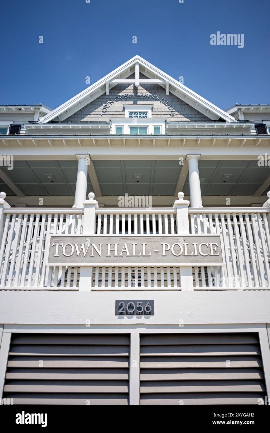 Municipio e stazione di polizia di Sullivans Island South Carolina | SULLIVAN'S ISLAND, South Carolina — Il Municipio e la stazione di polizia di Sullivan's Island fungono da centro amministrativo e di sicurezza pubblica per questa comunità insulare. Situato a circa sei miglia a est di Charleston, il complesso municipale ospita gli uffici del governo locale e le strutture di polizia. L'edificio rappresenta il centro civico di questa piccola città costiera, nota per le sue spiagge incontaminate, il forte storico di Moultrie e il suo carattere residenziale. Sullivan's Island, che si estende su soli 3,3 miglia quadrate, mantiene s Foto Stock
