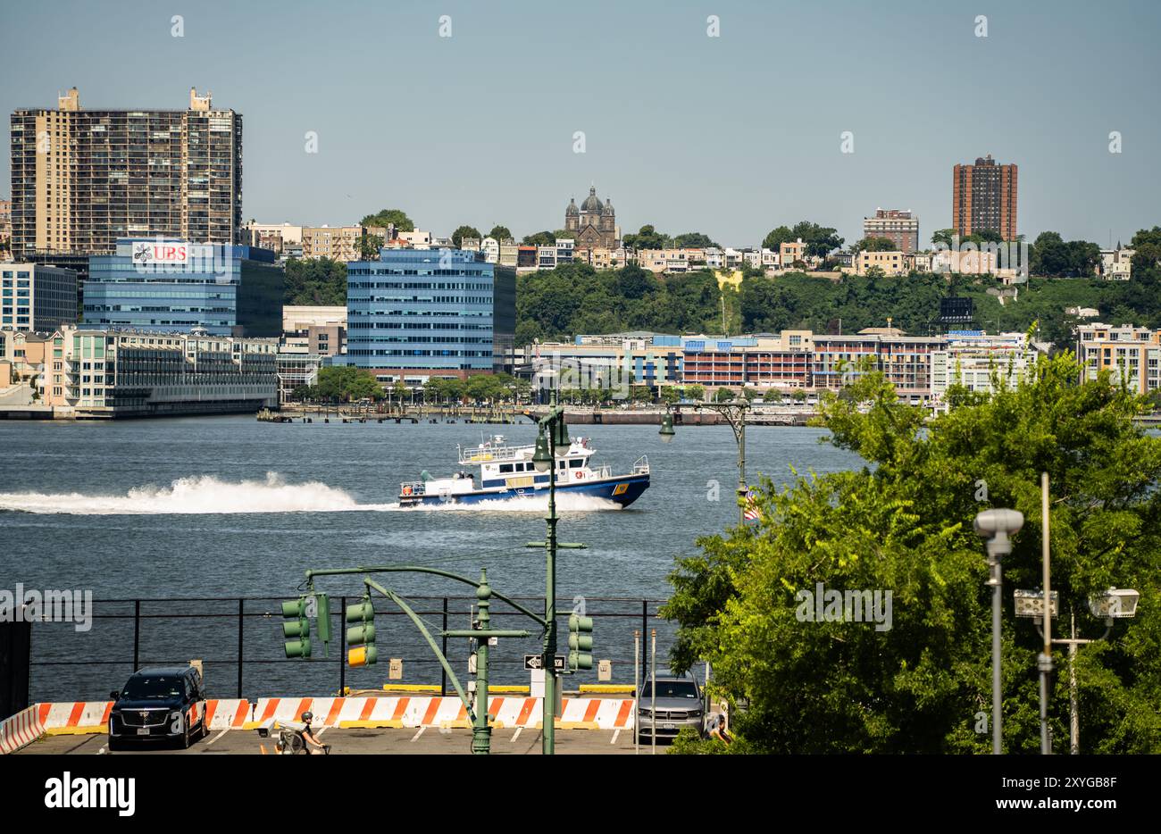 Manhattan, New York - 25 luglio 2024: Paesaggi urbani del West Side di Manhattan con il fiume Hudson e lo skyline di New York in una splendida giornata estiva Foto Stock