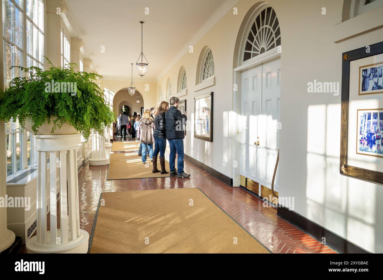 White House East Colonnade Washington DC // WASHINGTON DC — il Colonnato Est nella Casa Bianca, un grazioso passaggio pedonale che collega l'ala Est alla residenza. Questo colonnato, caratterizzato da eleganti archi e grandi finestre, si affaccia sul Giardino Jacqueline Kennedy ed è una caratteristica architettonica chiave della Casa Bianca. Il colonnato orientale è spesso utilizzato per le processioni e funge da passaggio durante gli eventi ufficiali. Foto Stock